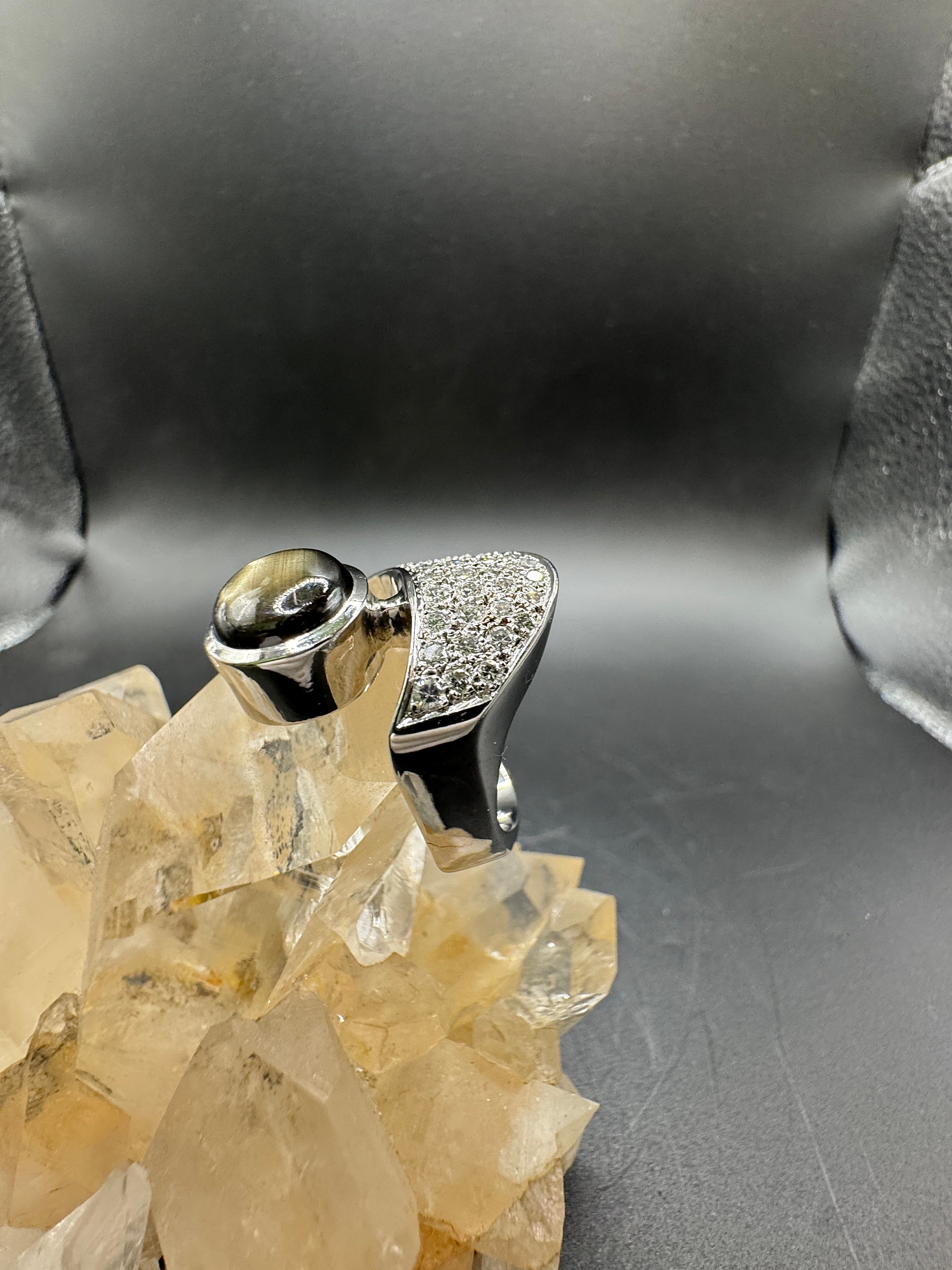 Handgemaakte witgouden ring van 18 karaat met briljant geslepen diamanten & maansteen