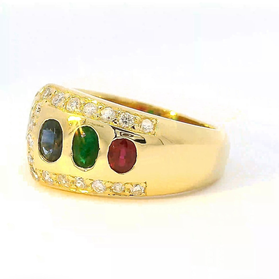 Edler Ring in 18 Karat Gelbgold mit Rubin, Smaragd, Saphir & Brillanten