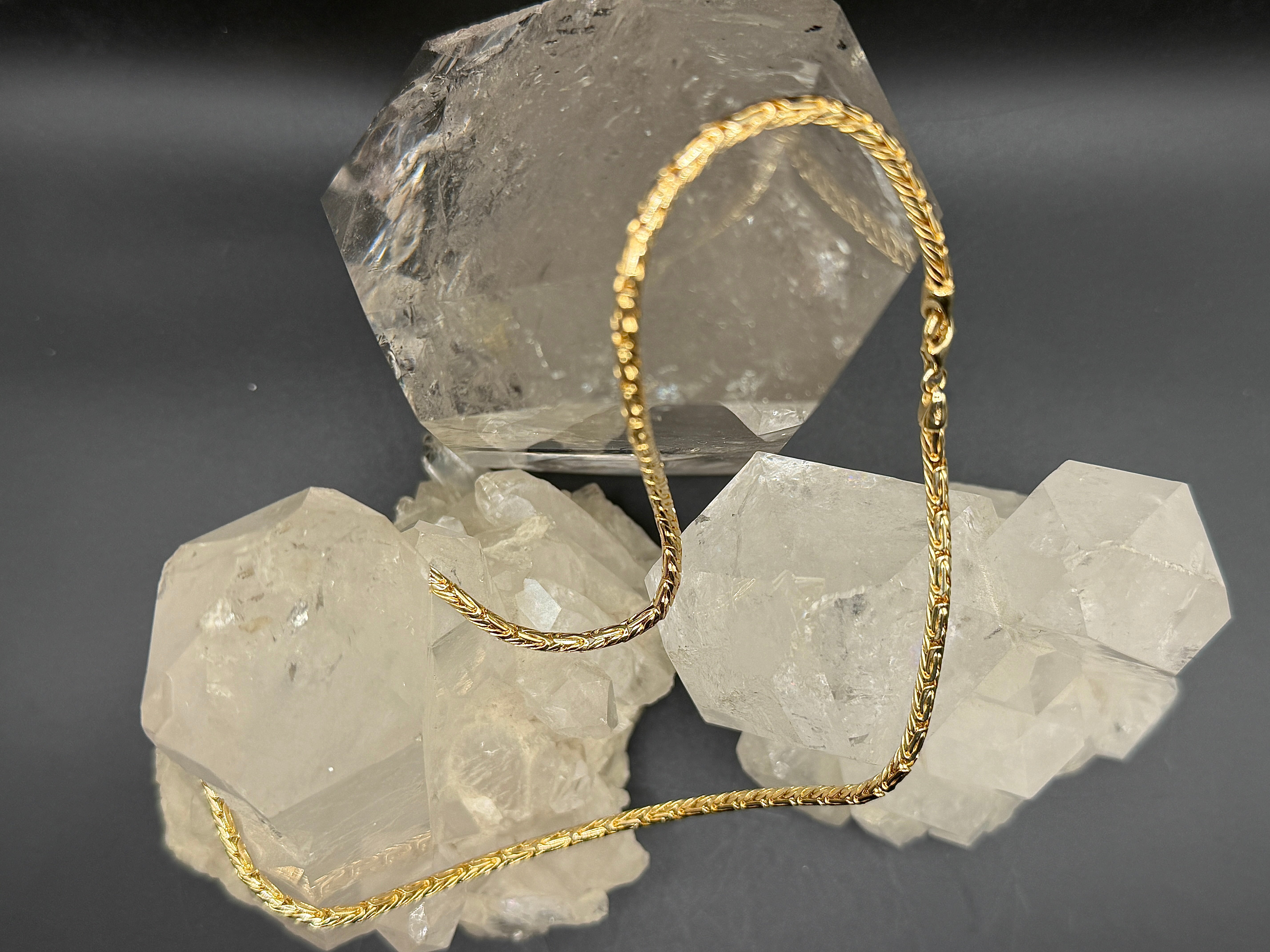 Elegant choker necklace in 14 karat (585) yellow gold with a King chain structure