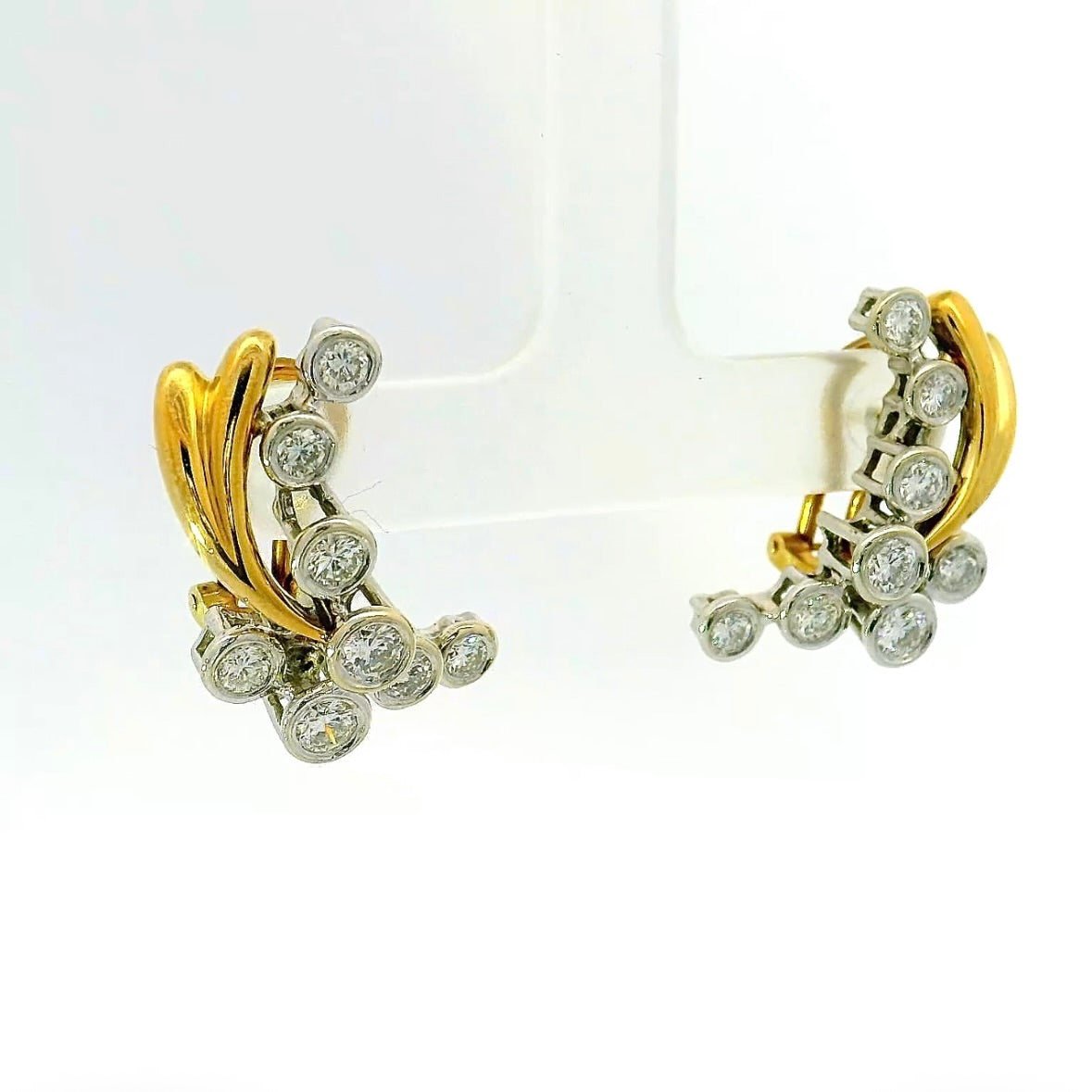 Fancy bicolor earrings in 18 karat gold with fine brilliant-cut diamonds