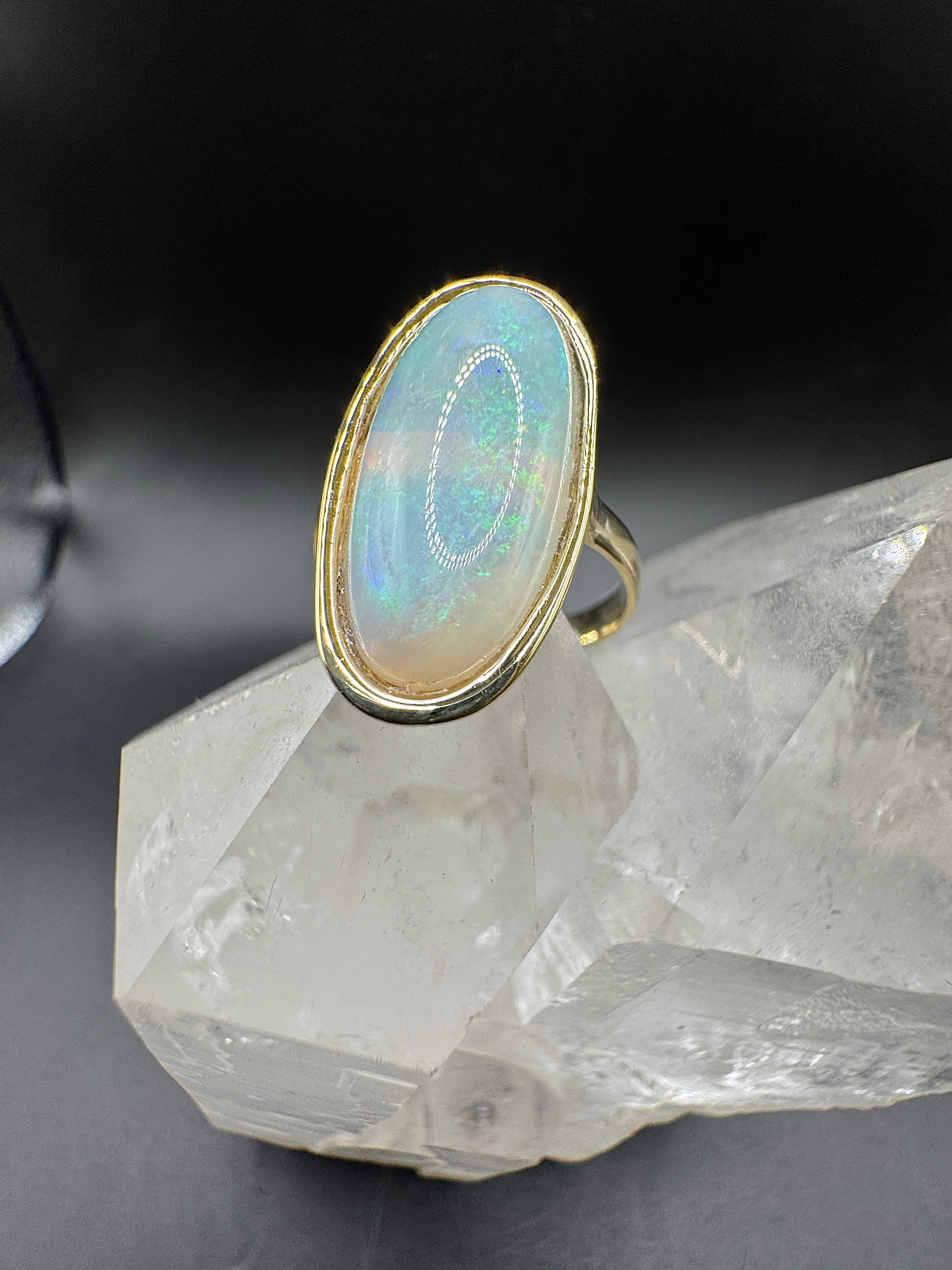 Eleganter Ring in 14 Karat (585) Gelbgold mit großem Opal