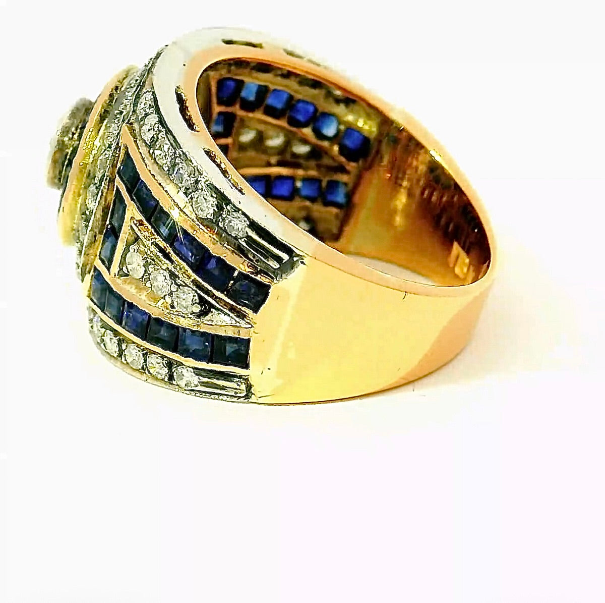 Exciting cocktail ring in 18K yellow and white gold with sapphires & brilliant-cut diamonds