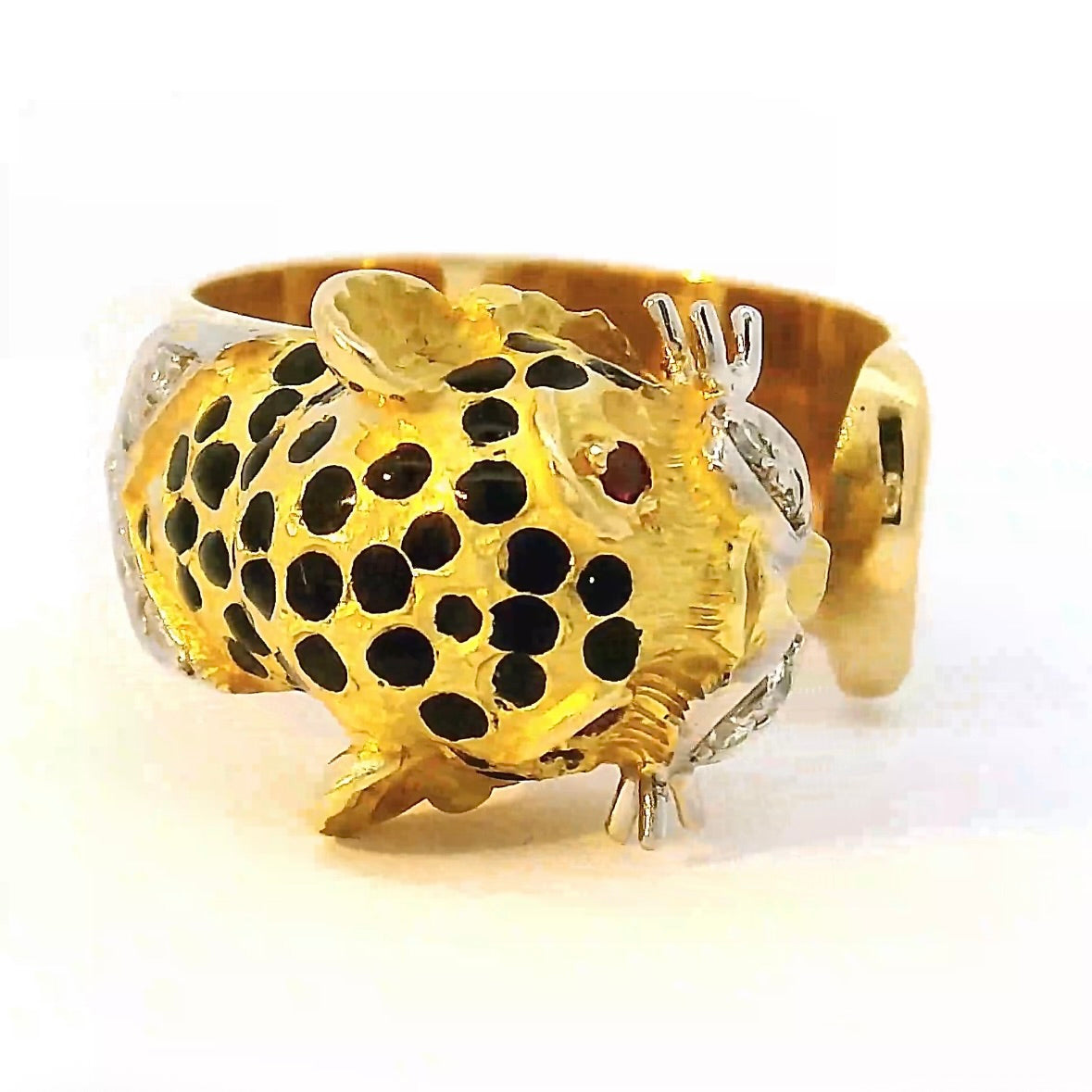 Leuchtender tricolor Ring in 18 Karat Gold mit Rubinen und Brillanten