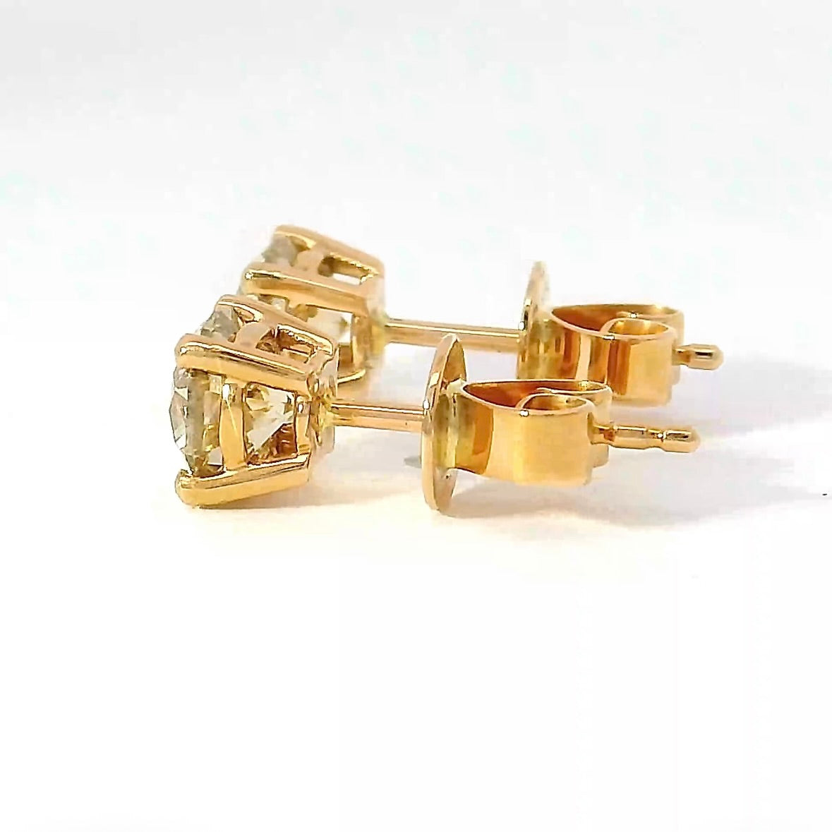 Elegante Ohrstecker in 18 Karat Roségold mit champagnerfarbenen Brillanten