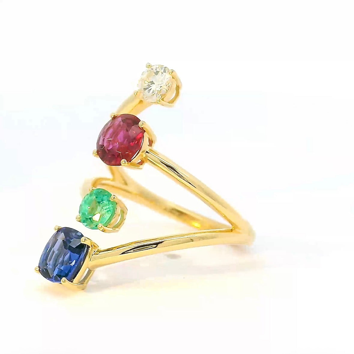 Aufregender Ring in 18 Karat Gelbgold mit Smaragd, Rubin, Saphir und Brillant