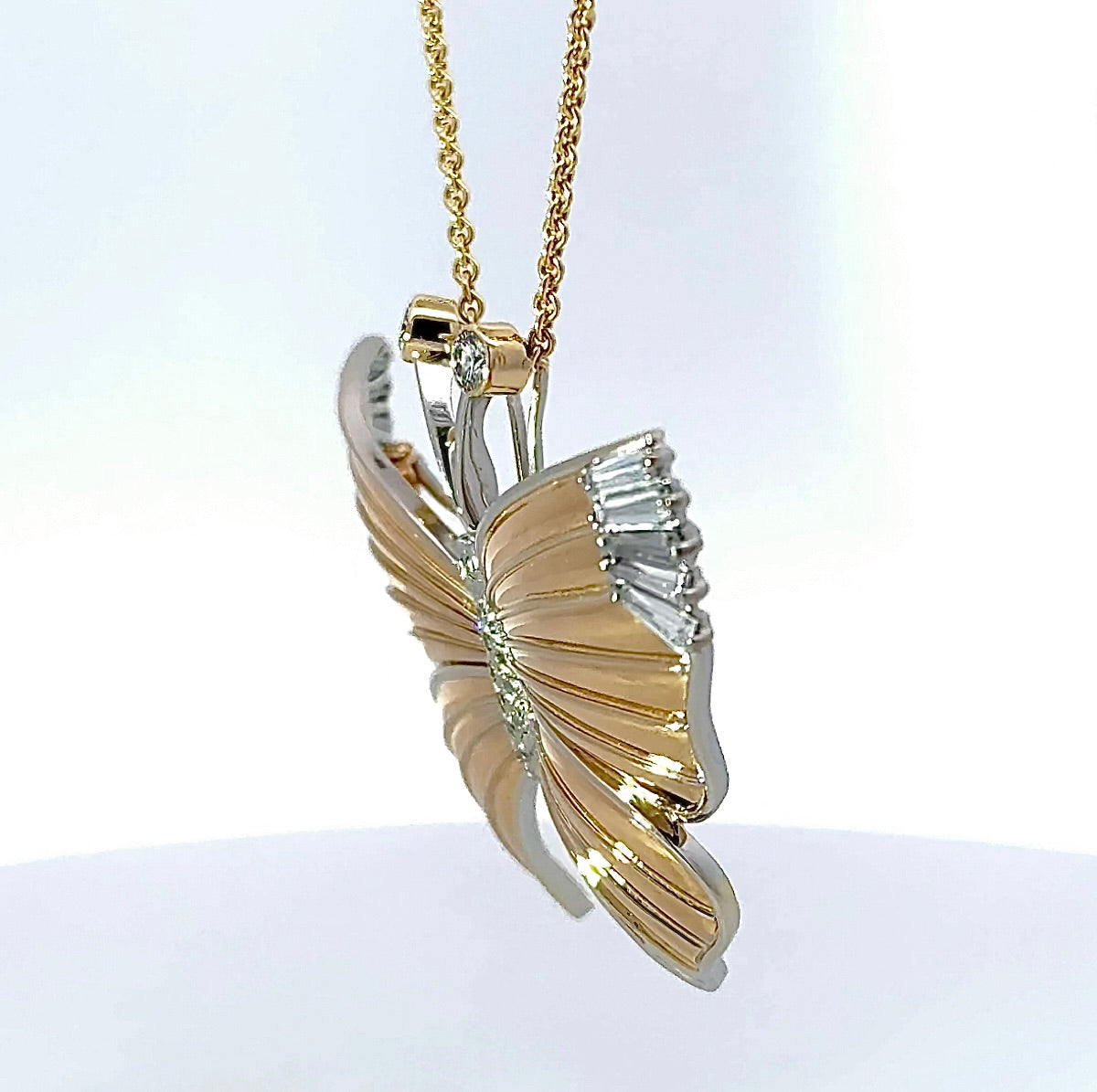 Schmetterling-Anhänger in 14 Karat Gelb- & Weißgold mit Diamanten & Brillanten