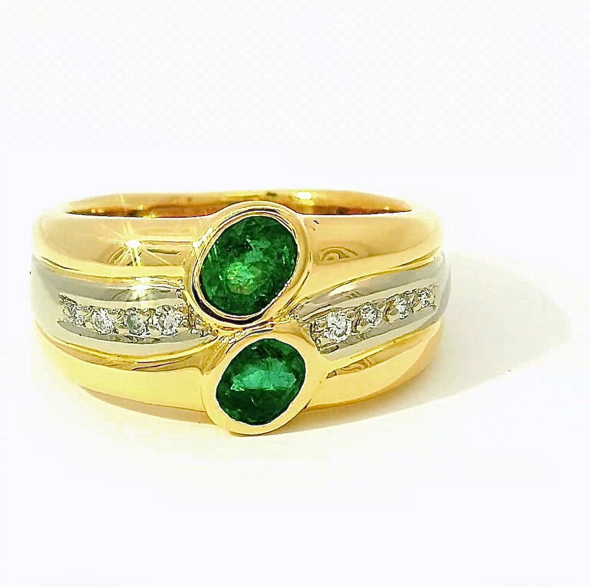 Handgefertigter Ring in 18 Karat Gelbgold mit Smaragden & Brillanten