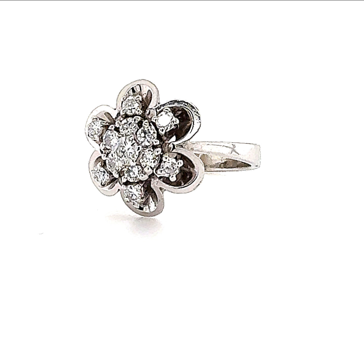 Dekorativer Blumen-Ring in 14 Karat Weißgold mit lebhaften Brillanten