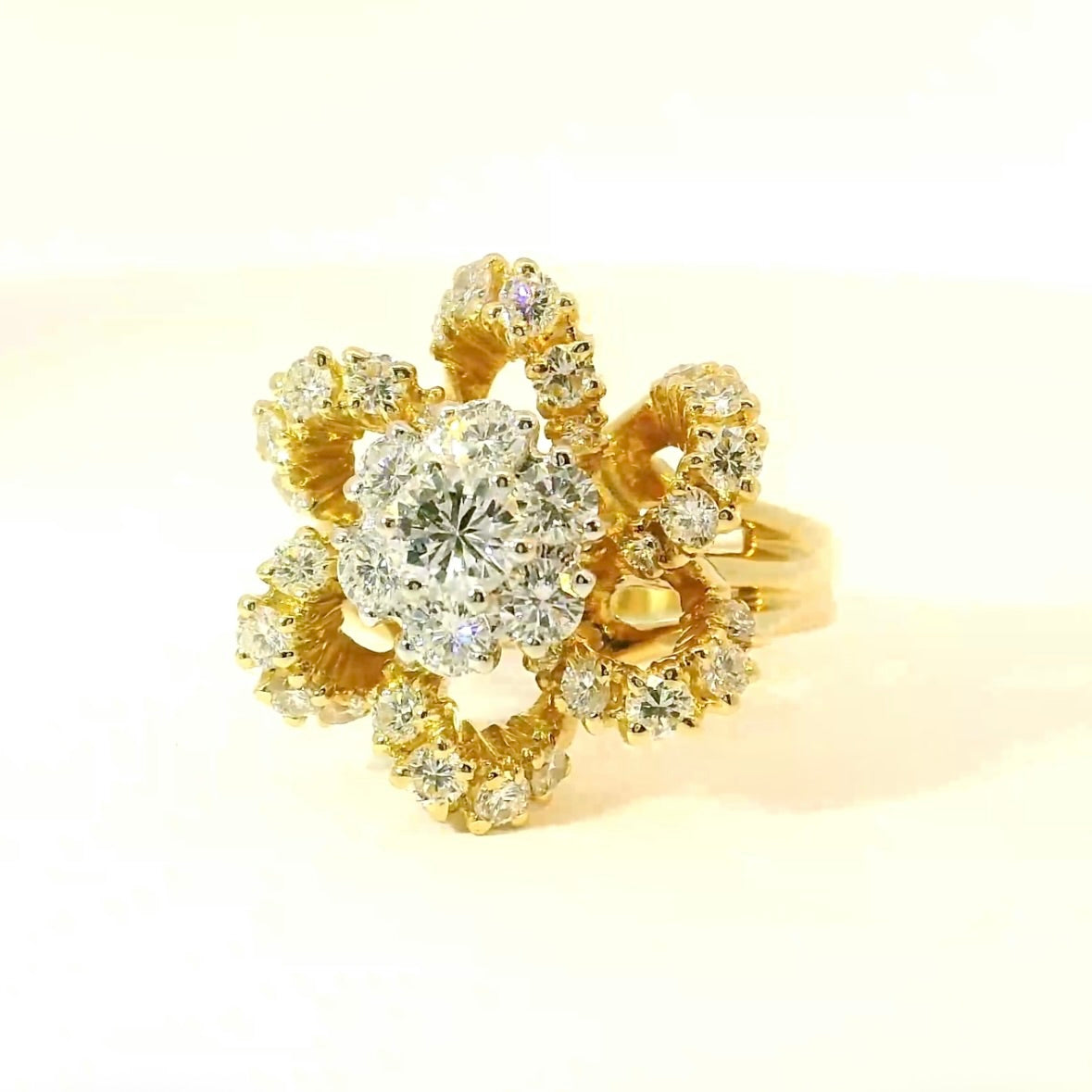 Edler Goldbaur Ring in 18 Karat Gelb- und Weißgold mit hochfeinen Brillanten