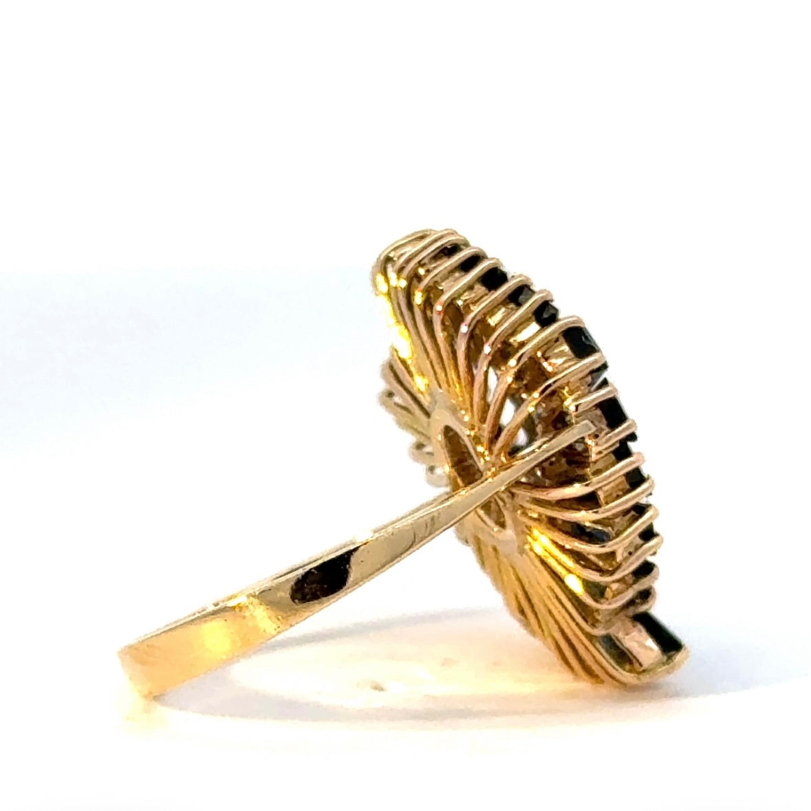 Besonderer Ring in 14 Karat Gelbgold mit feinen Saphiren & Brillanten