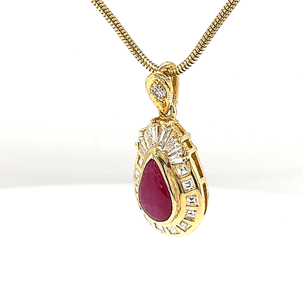 Strahlender Anhänger in 18 Karat Gelbgold mit Rubin & Diamanten + Schlangenkette