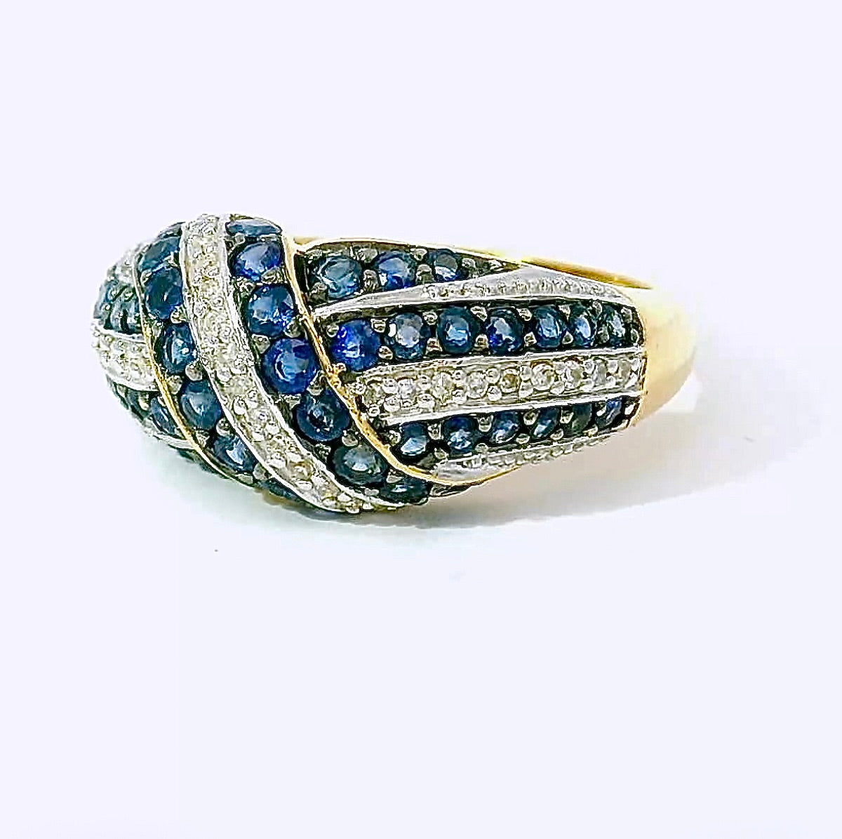 Wirkungsvoller Ring in 14 Karat Gelbgold mit Saphiren & Diamanten