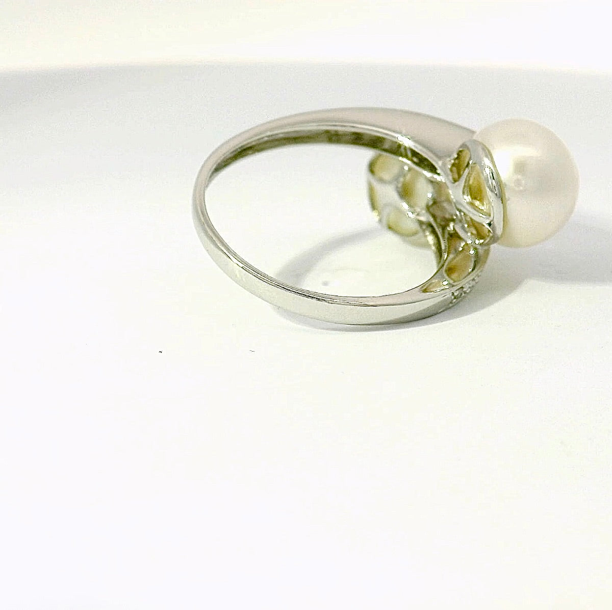 Eleganter Toi-et-Moi-Ring in 9 Karat Weißgold mit Diamanten und Perlen