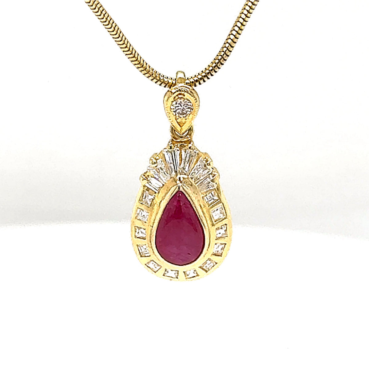 Strahlender Anhänger in 18 Karat Gelbgold mit Rubin & Diamanten + Schlangenkette