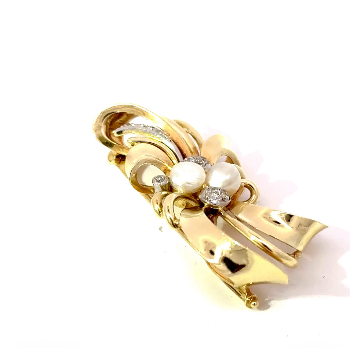 Vintage Brooch in 14 Karat Yellow Gold with Diamonds and Pearls
