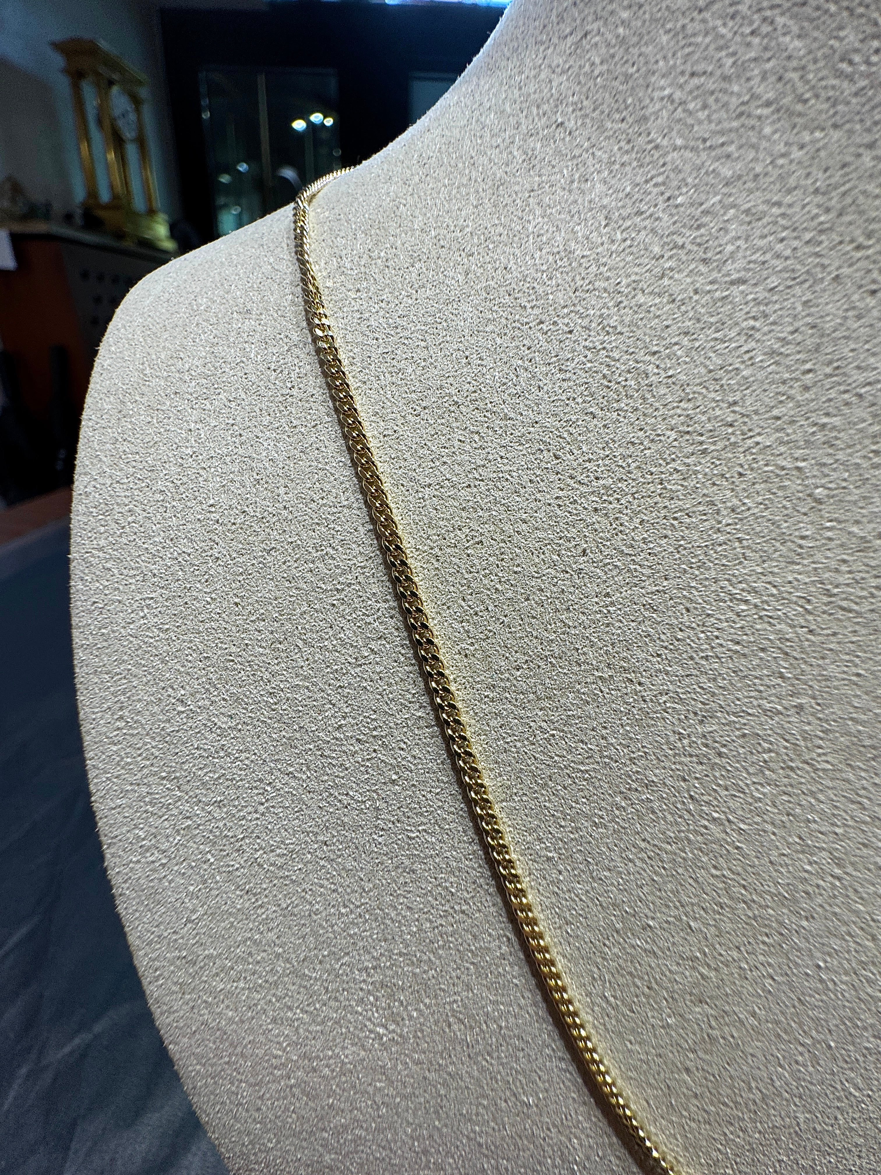 Delicate curb chain in 8 carat yellow gold with spring ring clasp