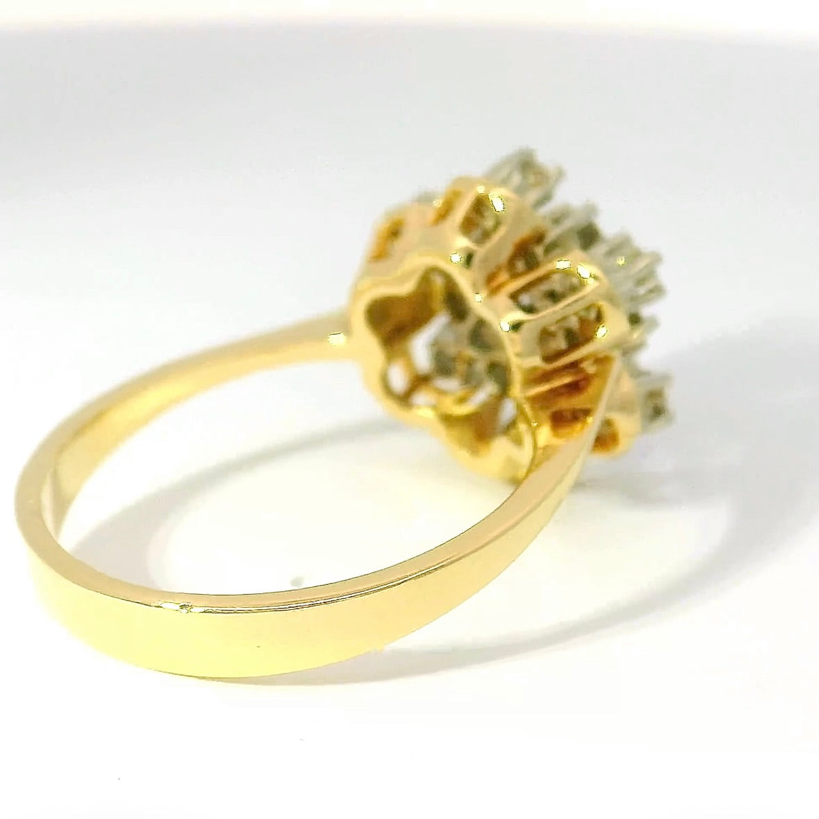 Verspielter Ring in 14 Karat Gelb- und Weißgold mit Saphir & Brillanten