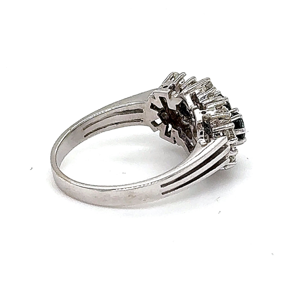 Dekorativer Ring in 14 Karat Weißgold mit feinen Saphiren & Brillanten