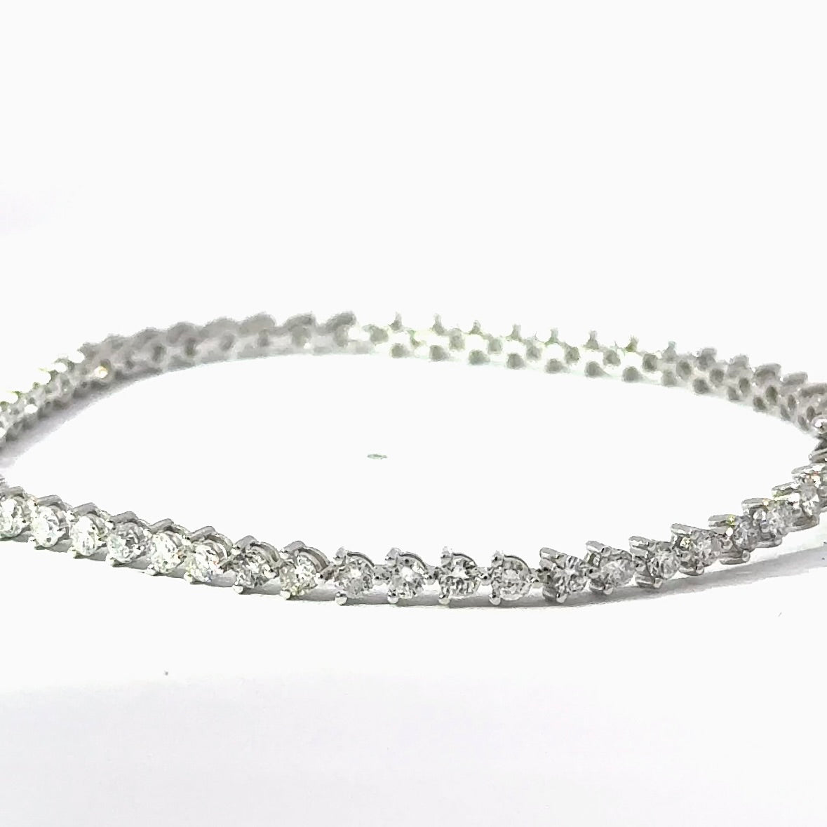 Modernes und zeitloses Tennisarmband in 900er Platin mit Brillanten
