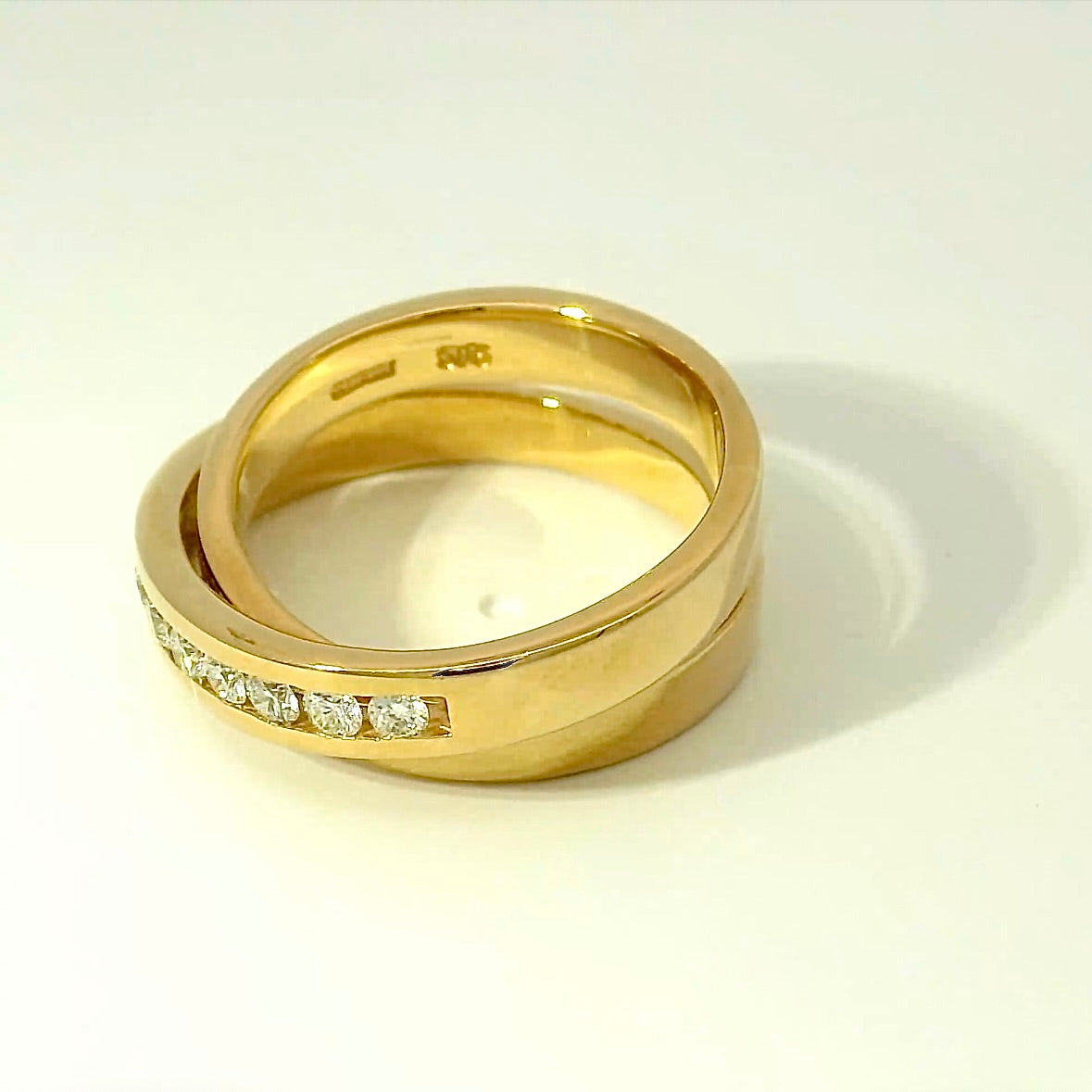 Moderner Design-Ring in 14 Karat Gelbgold mit feinen Brillanten
