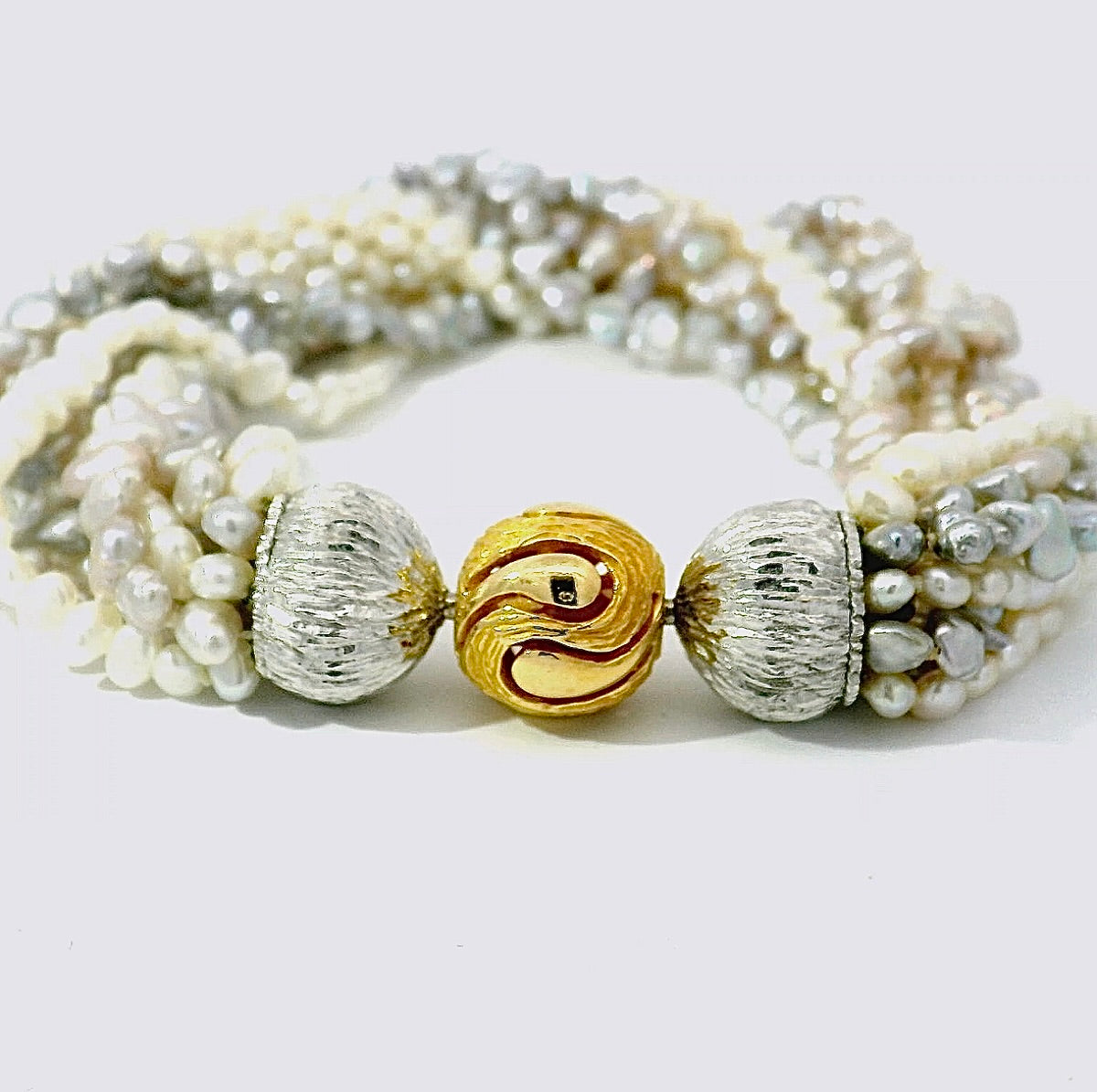 Special Goldbaur pearl bracelet with bayonet clasp in 18 carat gold