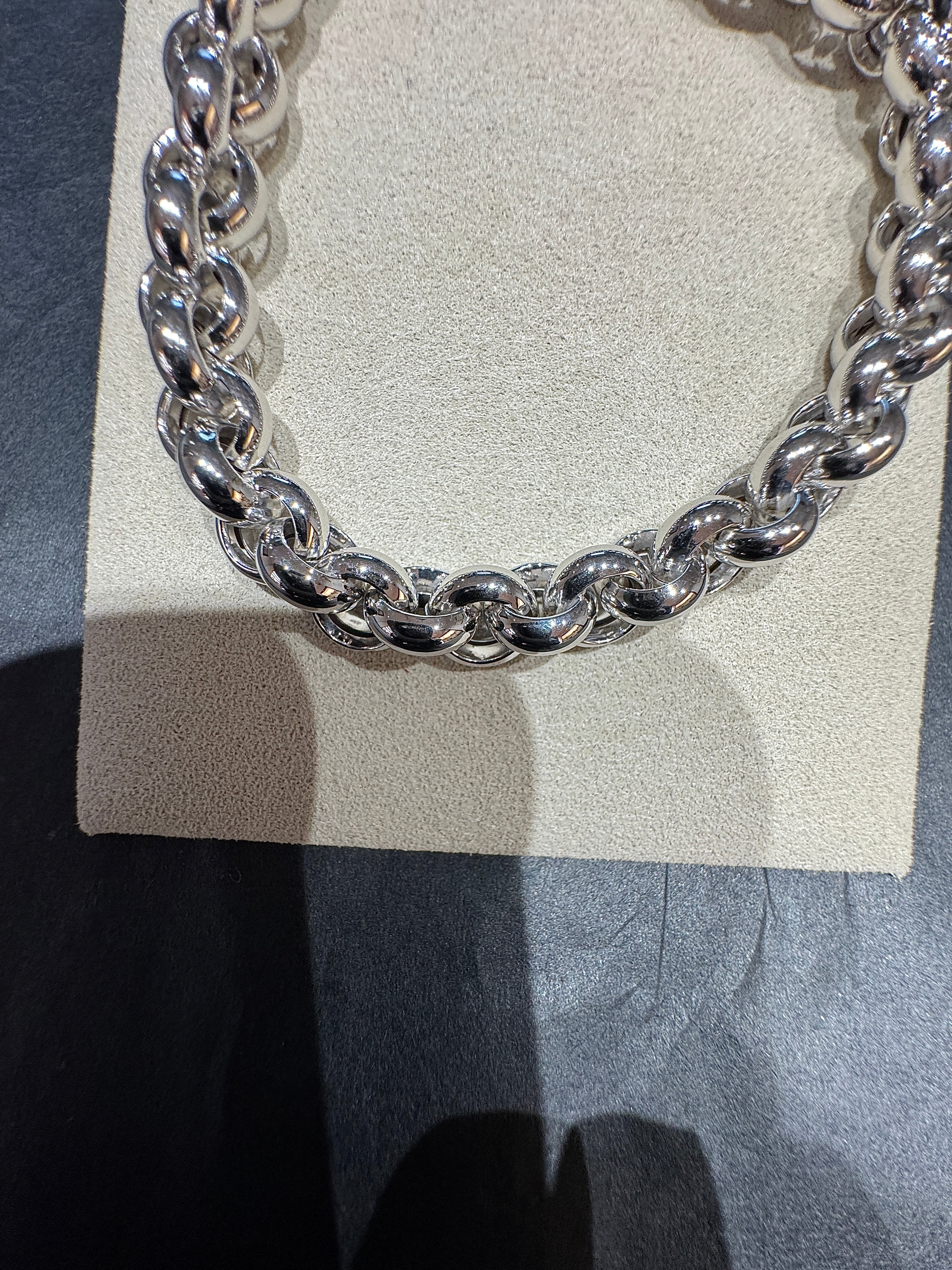 Modern curb chain bracelet in 14 karat white gold with large spring ring clasp