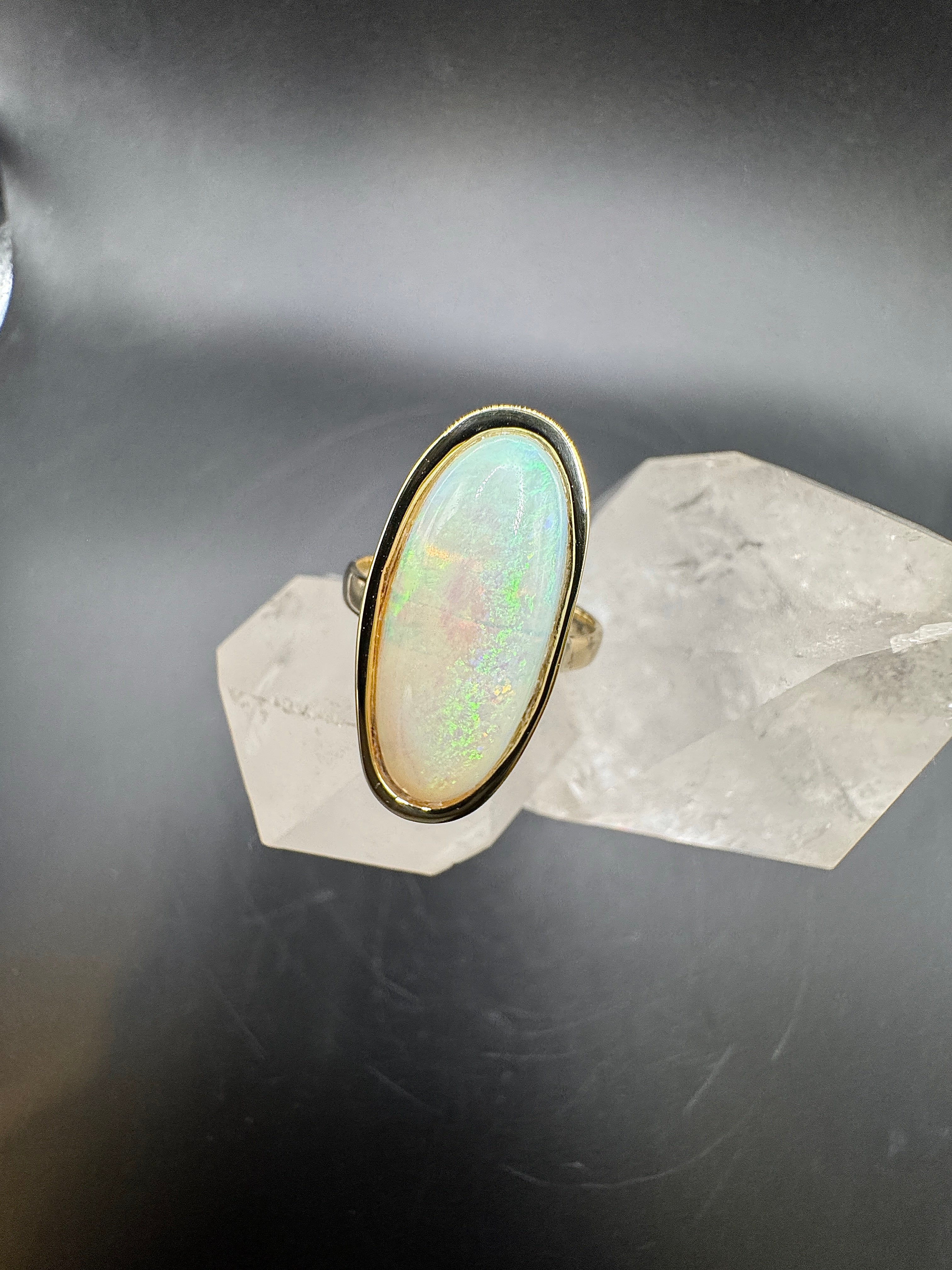 Eleganter Ring in 14 Karat (585) Gelbgold mit großem Opal