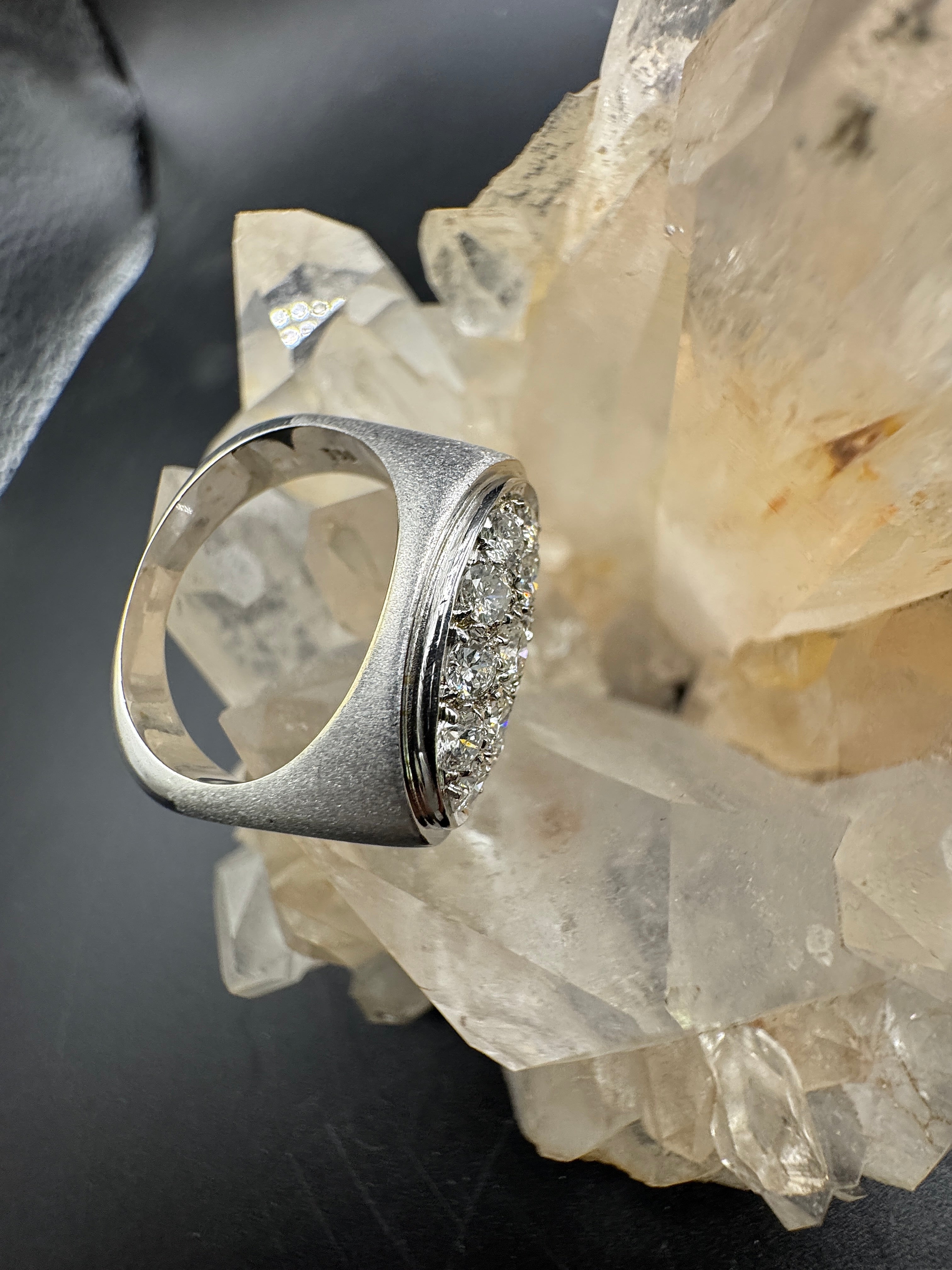 Massieve 18k witgouden ring bezet met zeer fijne pavé briljant geslepen diamanten