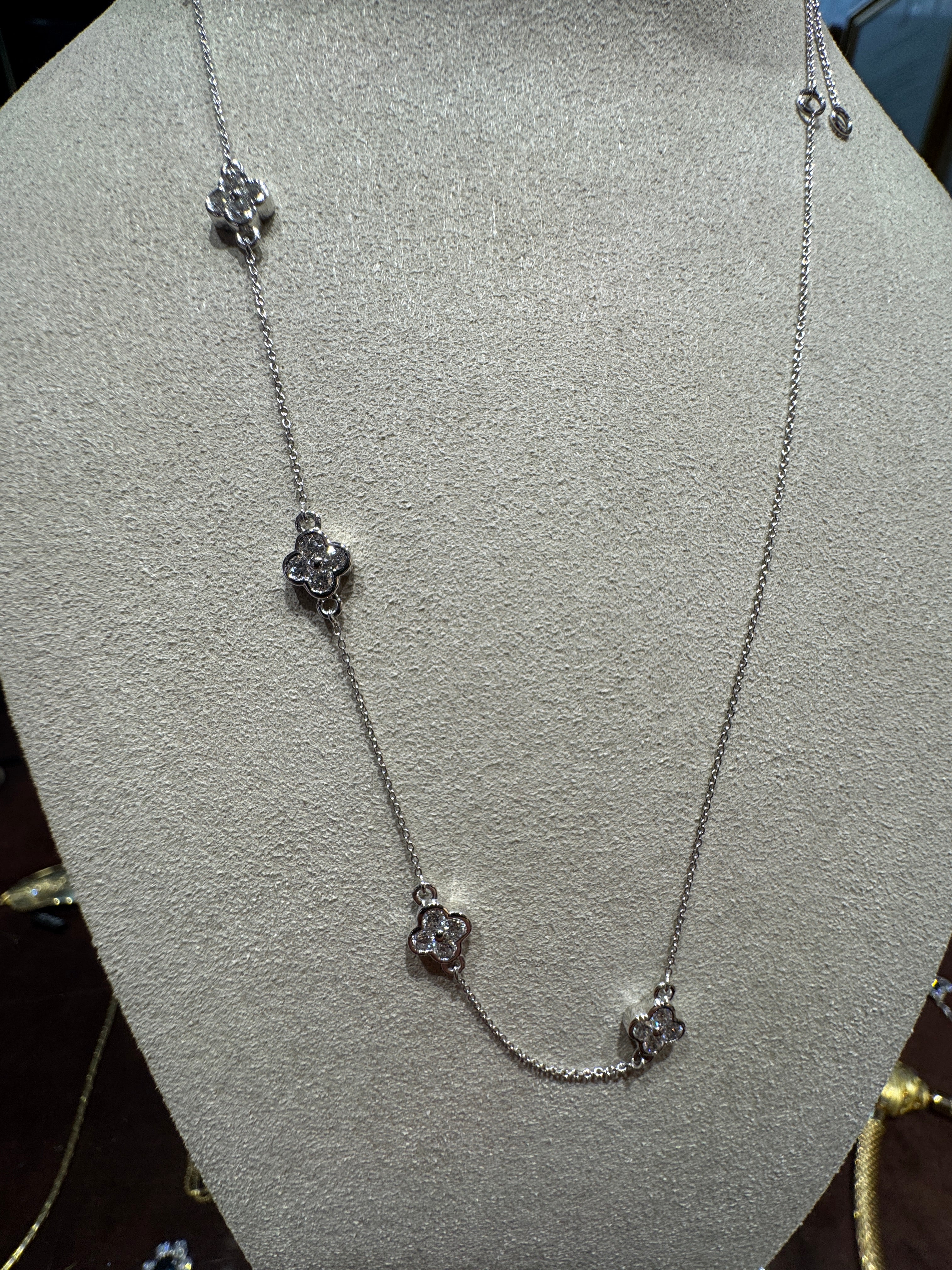 Modern necklace in 18 carat white gold with fine brilliant-cut diamonds