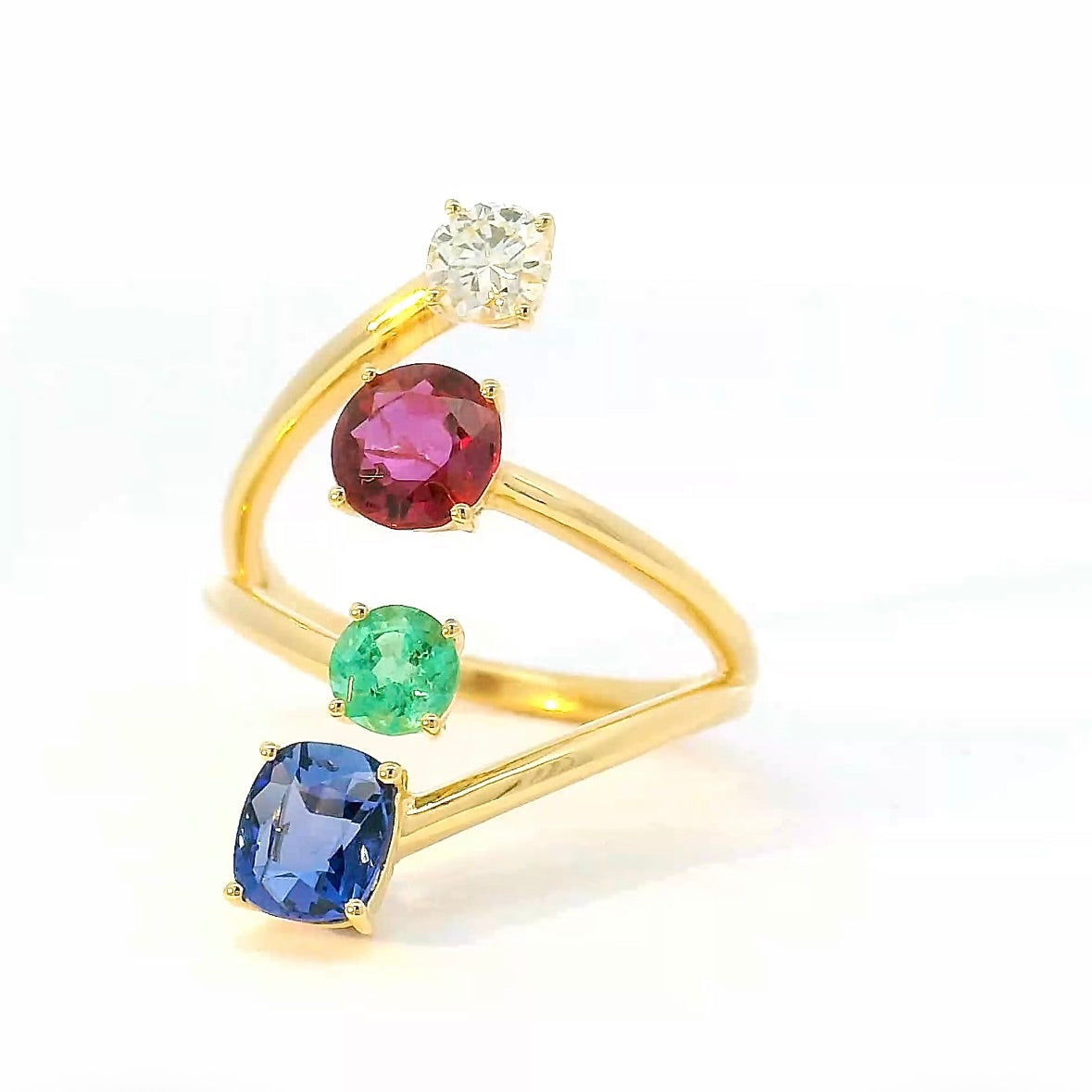 Aufregender Ring in 18 Karat Gelbgold mit Smaragd, Rubin, Saphir und Brillant