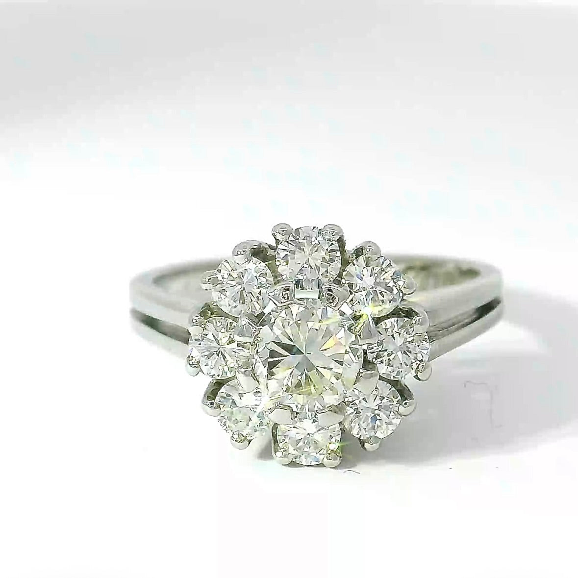Zeitloser Entourage-Ring in 14 Karat Weißgold mit lebhaften Brillanten