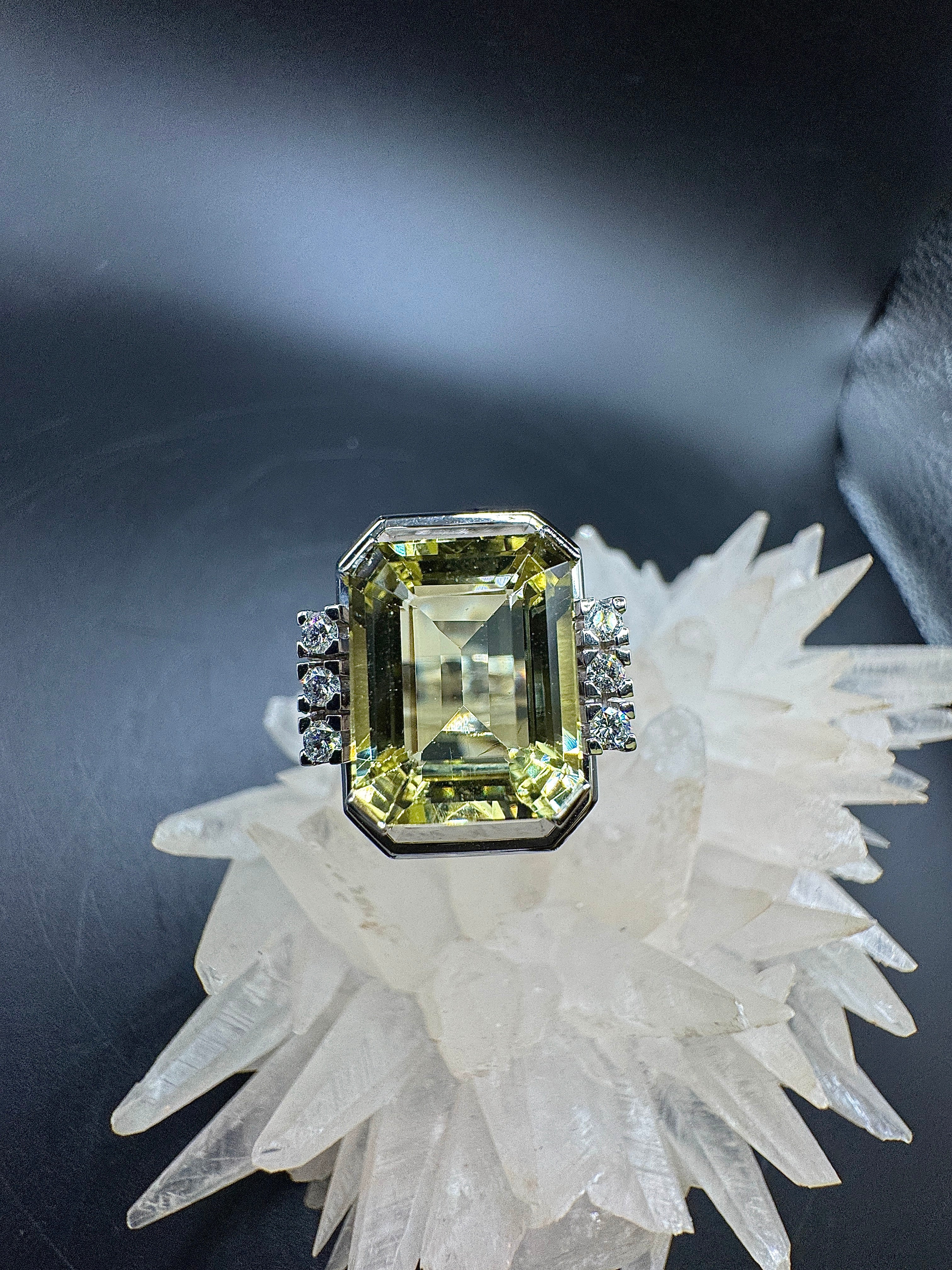 One-of-a-kind ring in 18 karat white gold with lemon quartz & brilliant-cut diamonds