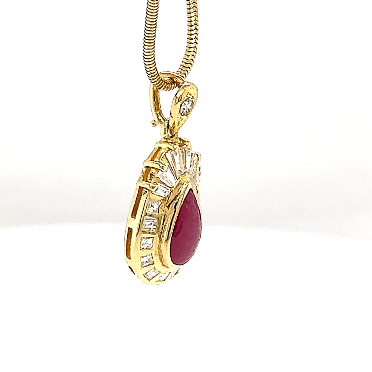 Strahlender Anhänger in 18 Karat Gelbgold mit Rubin & Diamanten + Schlangenkette