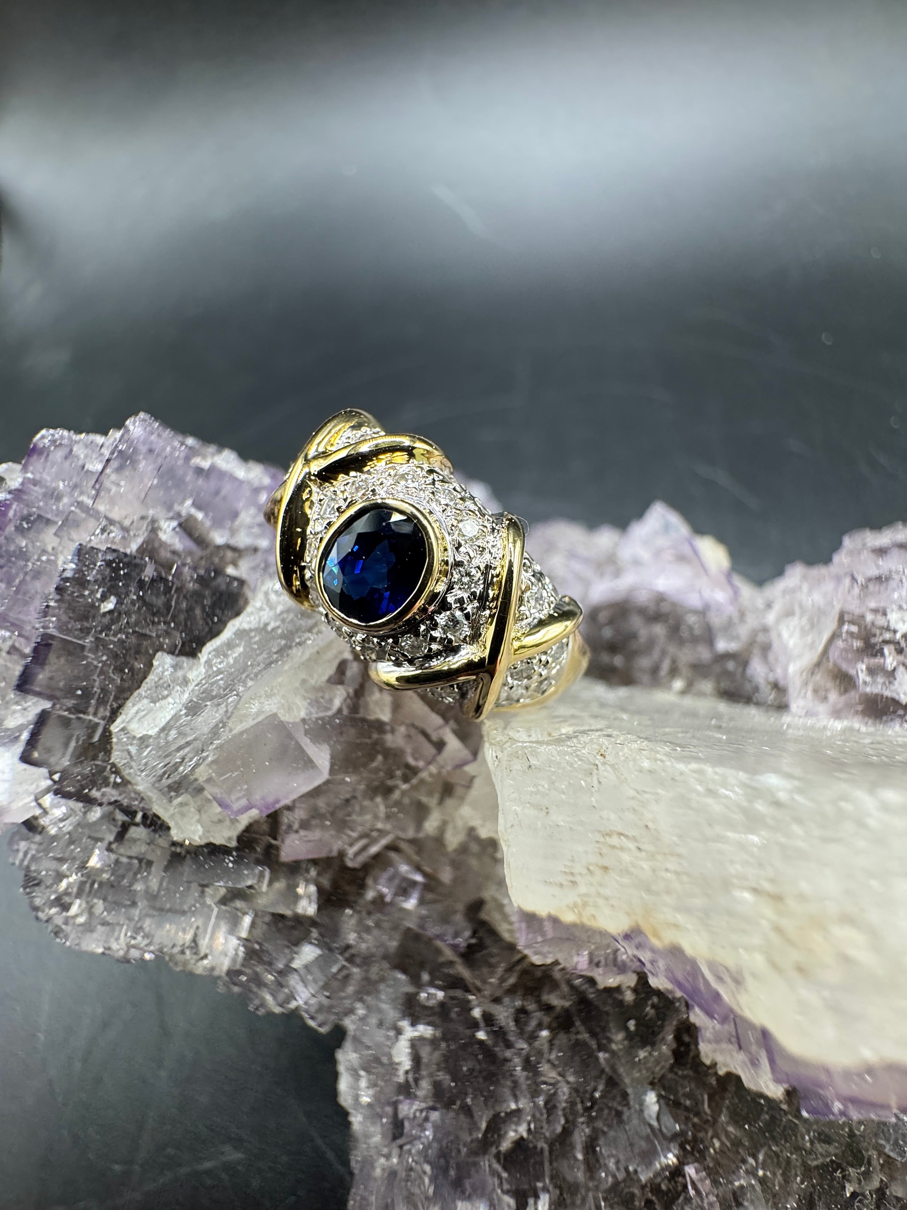 Ausgefallener Bicolor Ring in 18 Karat Gold mit Brillanten & Saphir