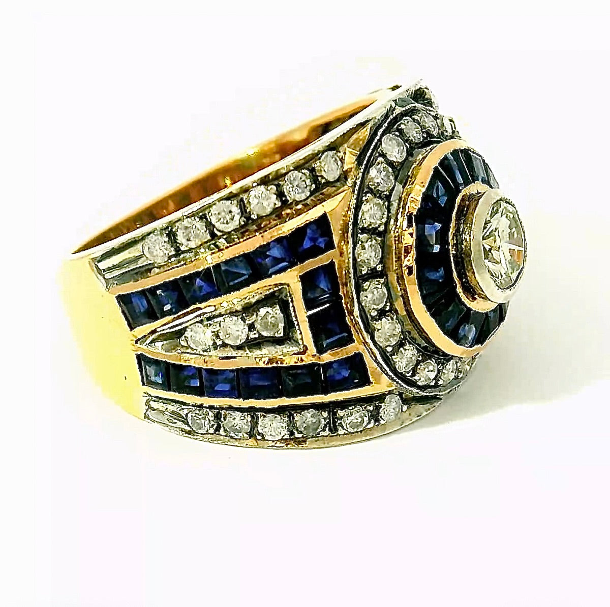 Exciting cocktail ring in 18K yellow and white gold with sapphires & brilliant-cut diamonds