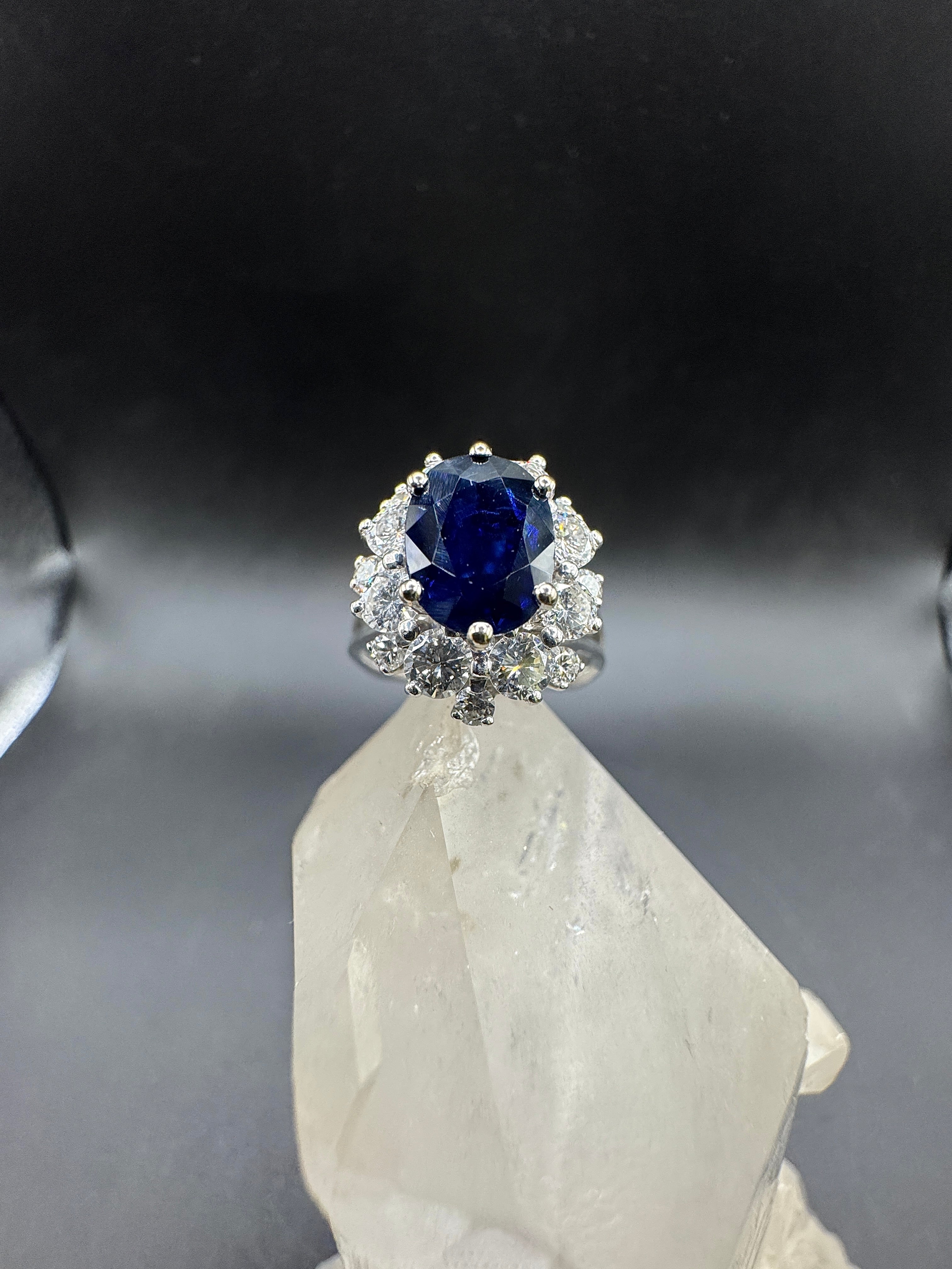High-quality 18-karat white gold ring with blue sapphire & brilliant-cut diamonds