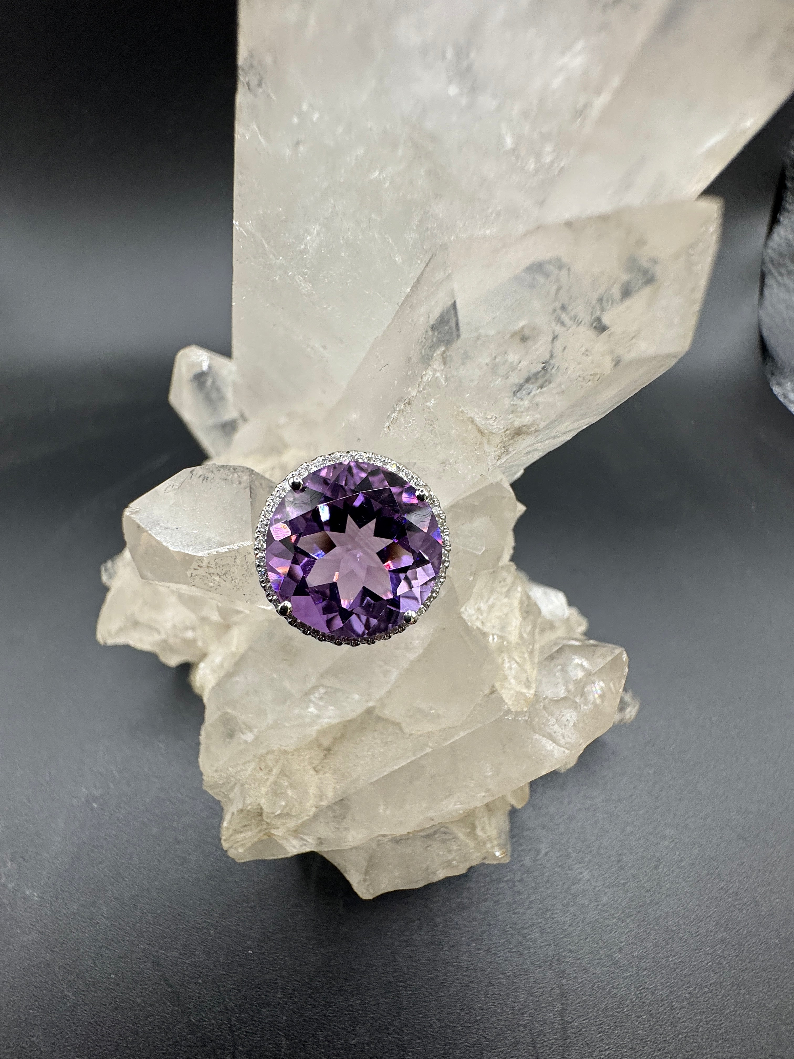 Pendant in 18k white gold with amethyst and brilliant-cut diamonds