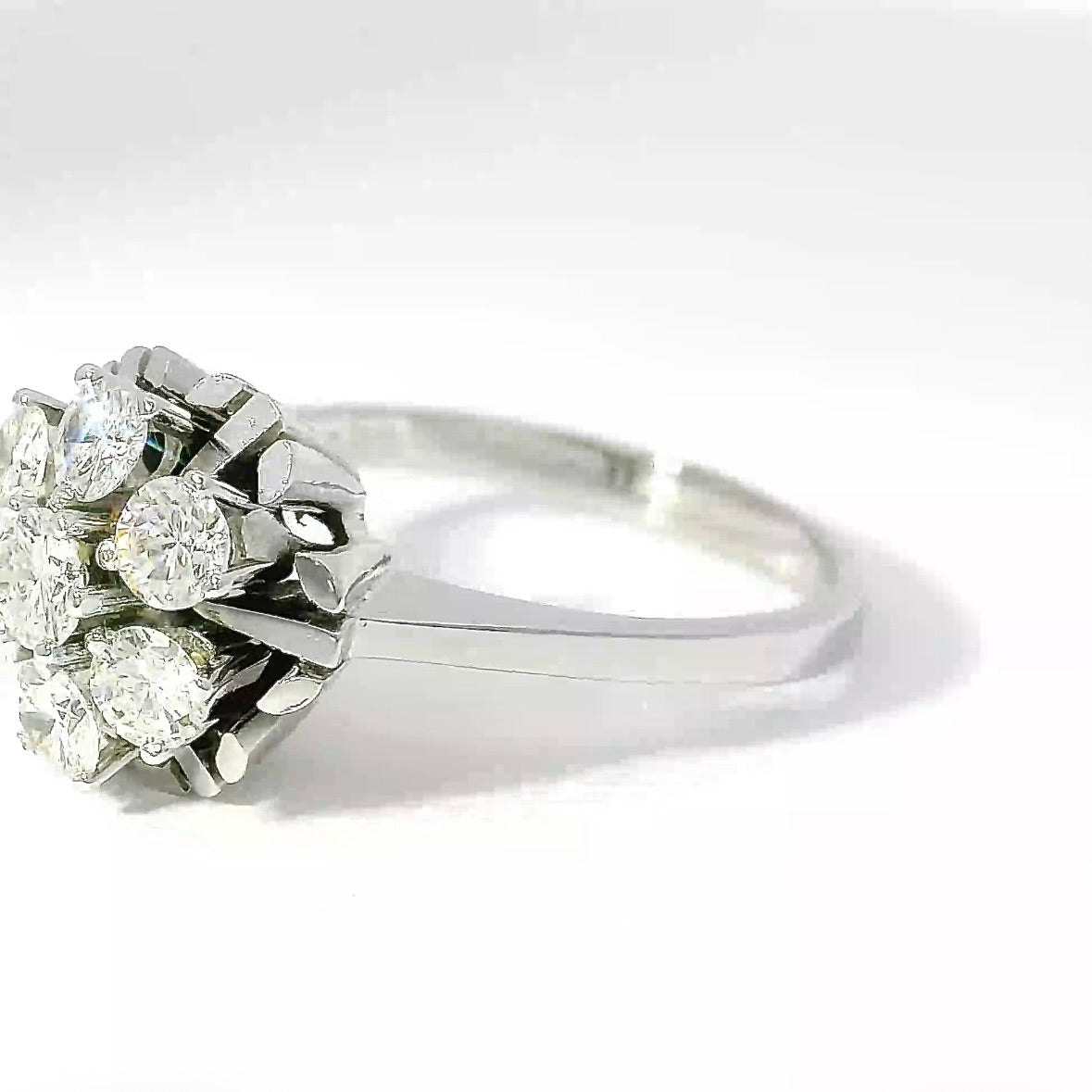Zeitloser Cocktail Ring in 14 Karat Weißgold mit feinen Brillanten