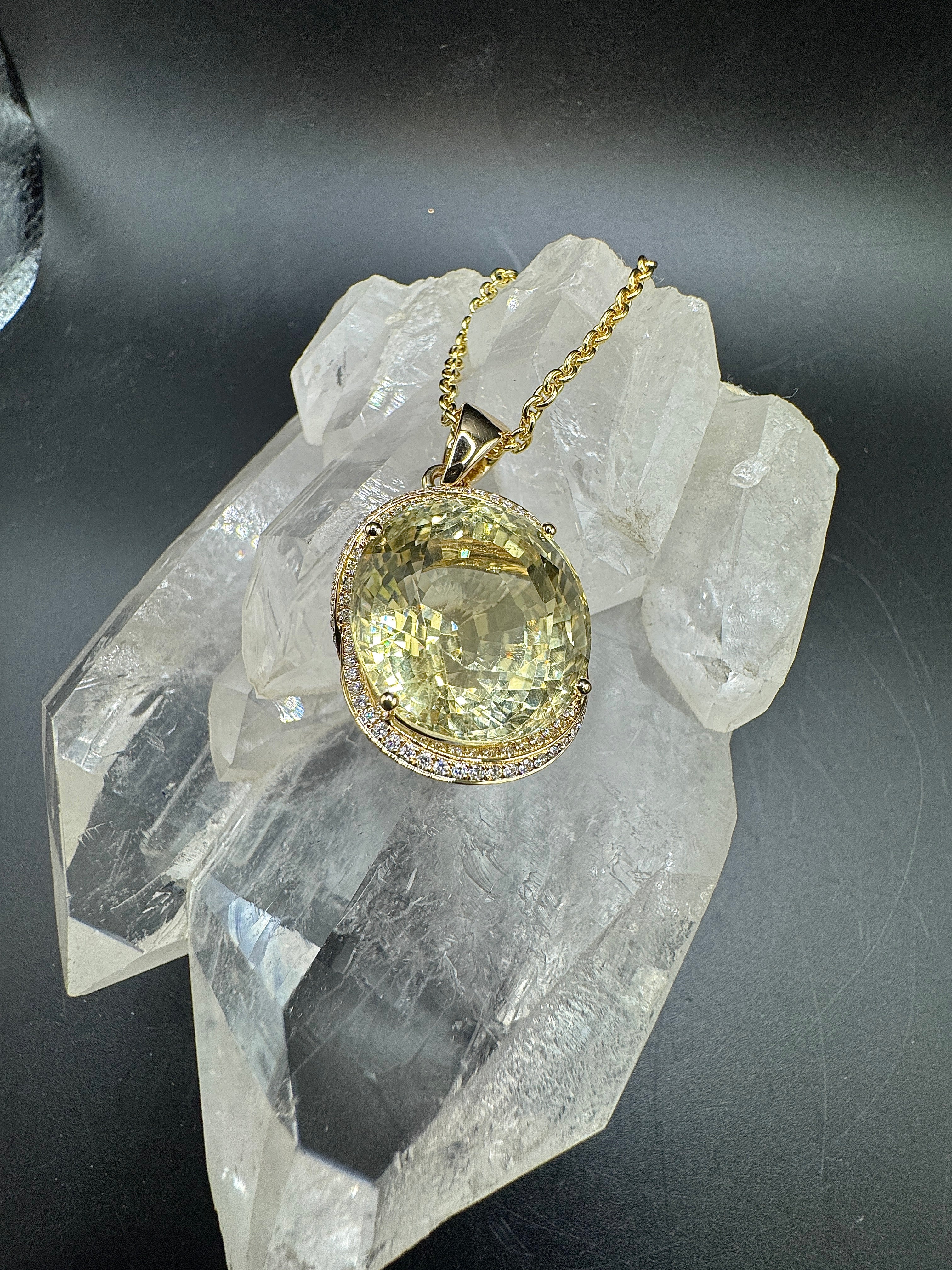 Beeindruckender Anhänger in 14 Karat Gelbgold mit riesigem Goldberyll & Brillanten
