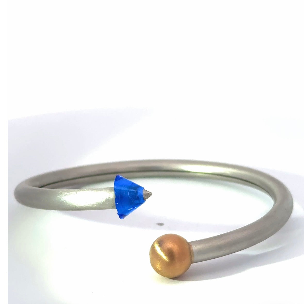 Armreif von Bunz Design in 950er Platin mit synt. blauem Saphir