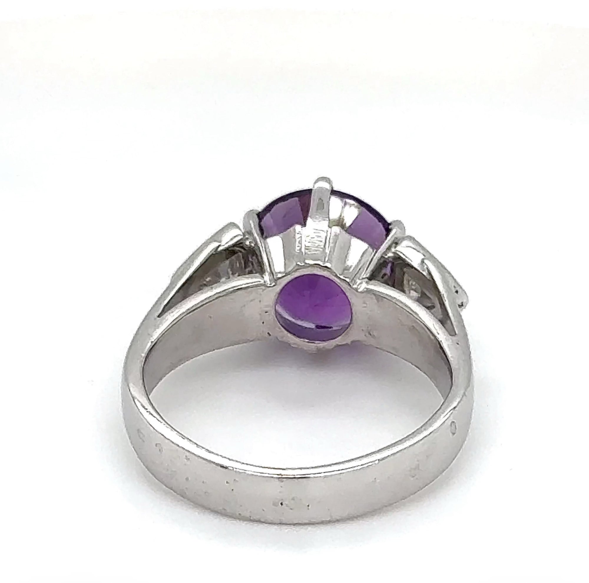 Edler Amethyst Ring in 18 Karat Weißgold mit feinen Trillanten - Handarbeit