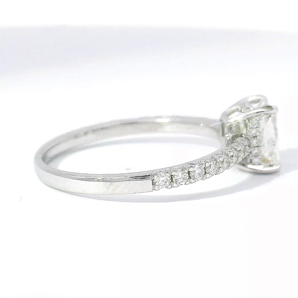 Elegant Solitaire Ring in 18 Karat White Gold with Radiant Brilliant & Pavé Setting
