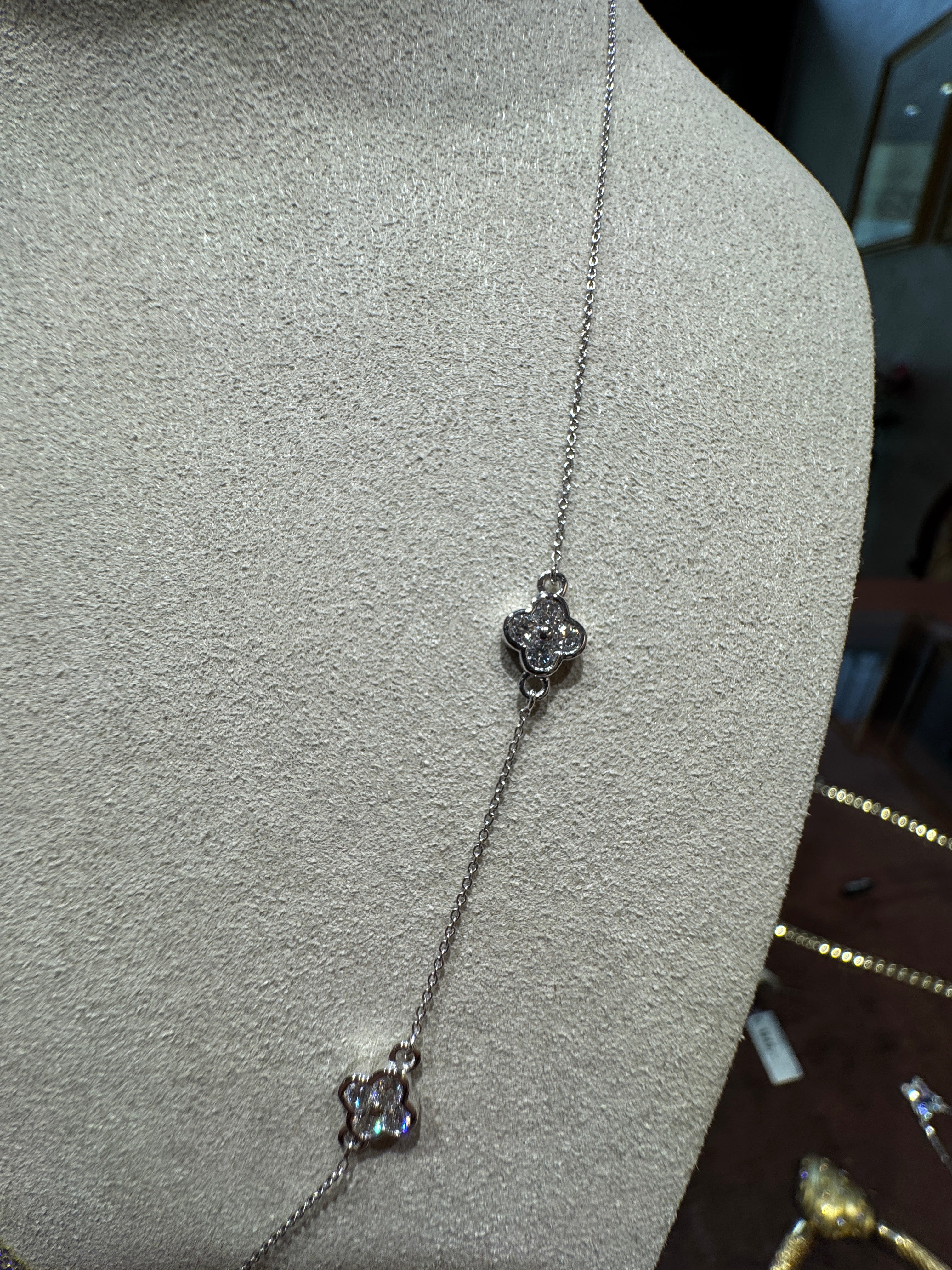 Modern necklace in 18 carat white gold with fine brilliant-cut diamonds