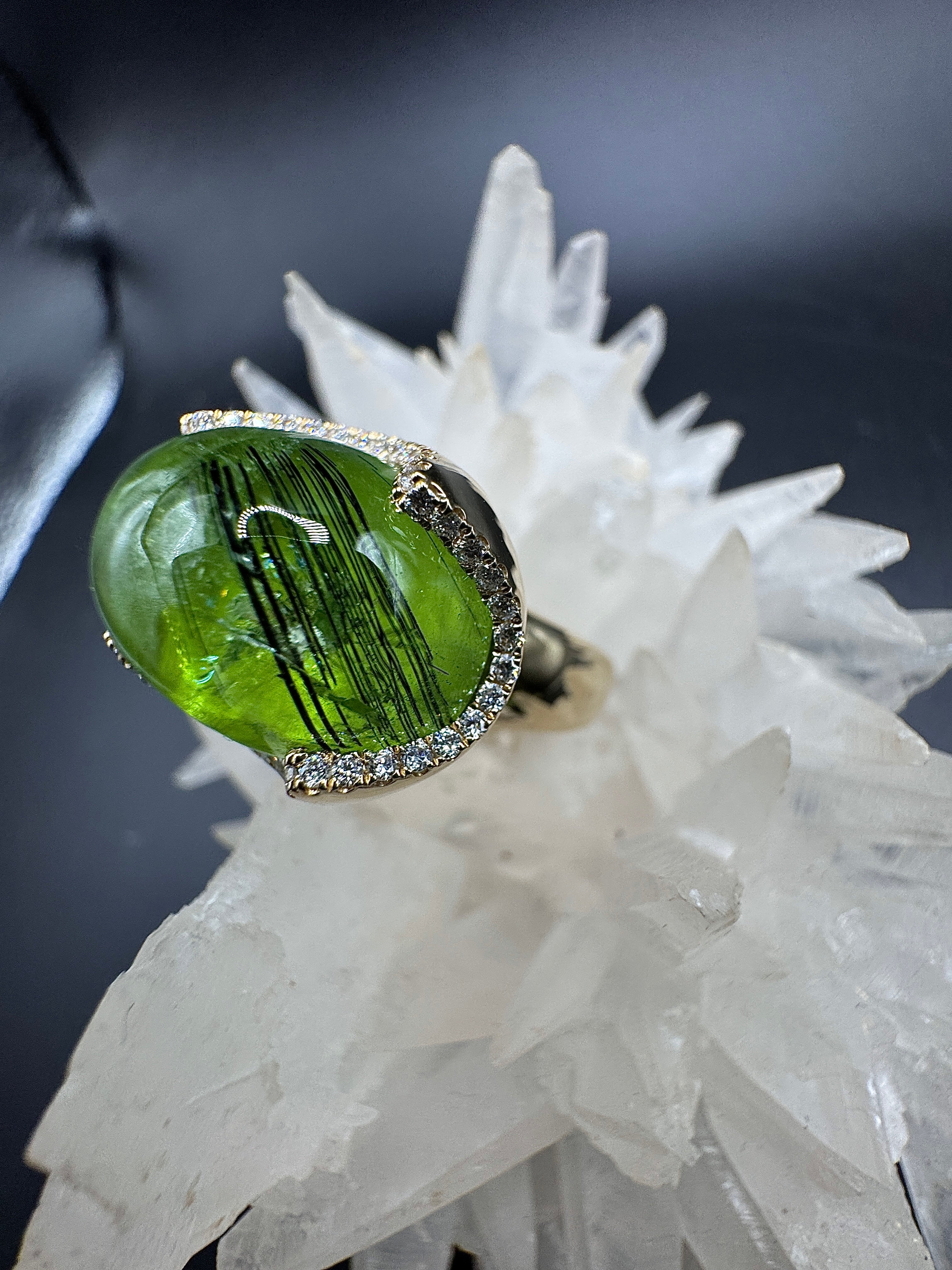 Edler Designerring in 14 Karat Gelbgold mit Peridot & Brillanten