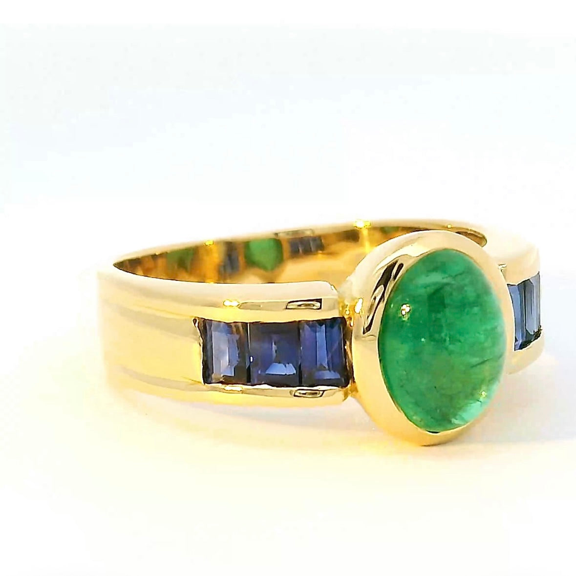 Edler Ring in 18 Karat Gelbgold mit Smaragd & Saphiren