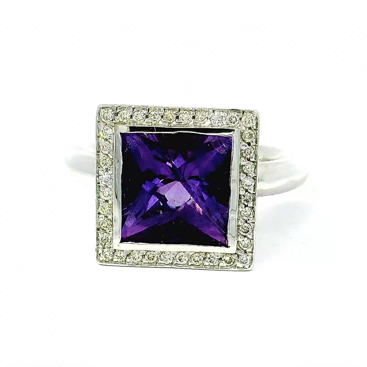 Massiver Ring in 18 Karat Weißgold mit Amethyst und Brillanten