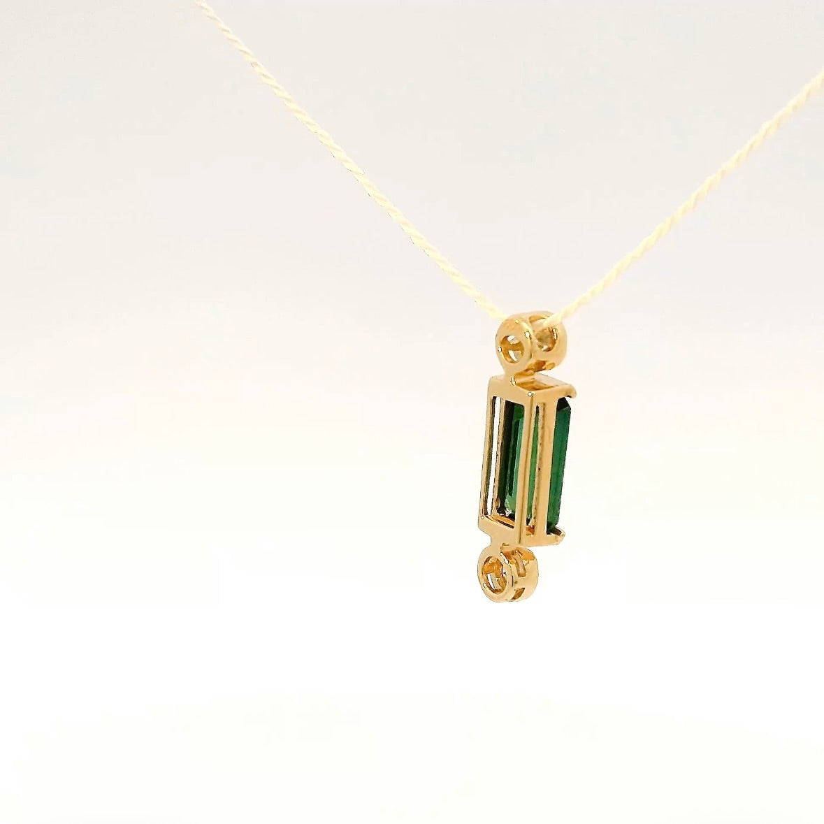 Eleganter Anhänger in 14 Karat Gelbgold mit grünem Turmalin & Brillanten