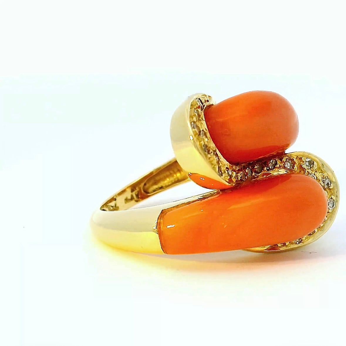 Eleganter Ring in 18 Karat Gelbgold mit Engelshautkoralle & Diamanten