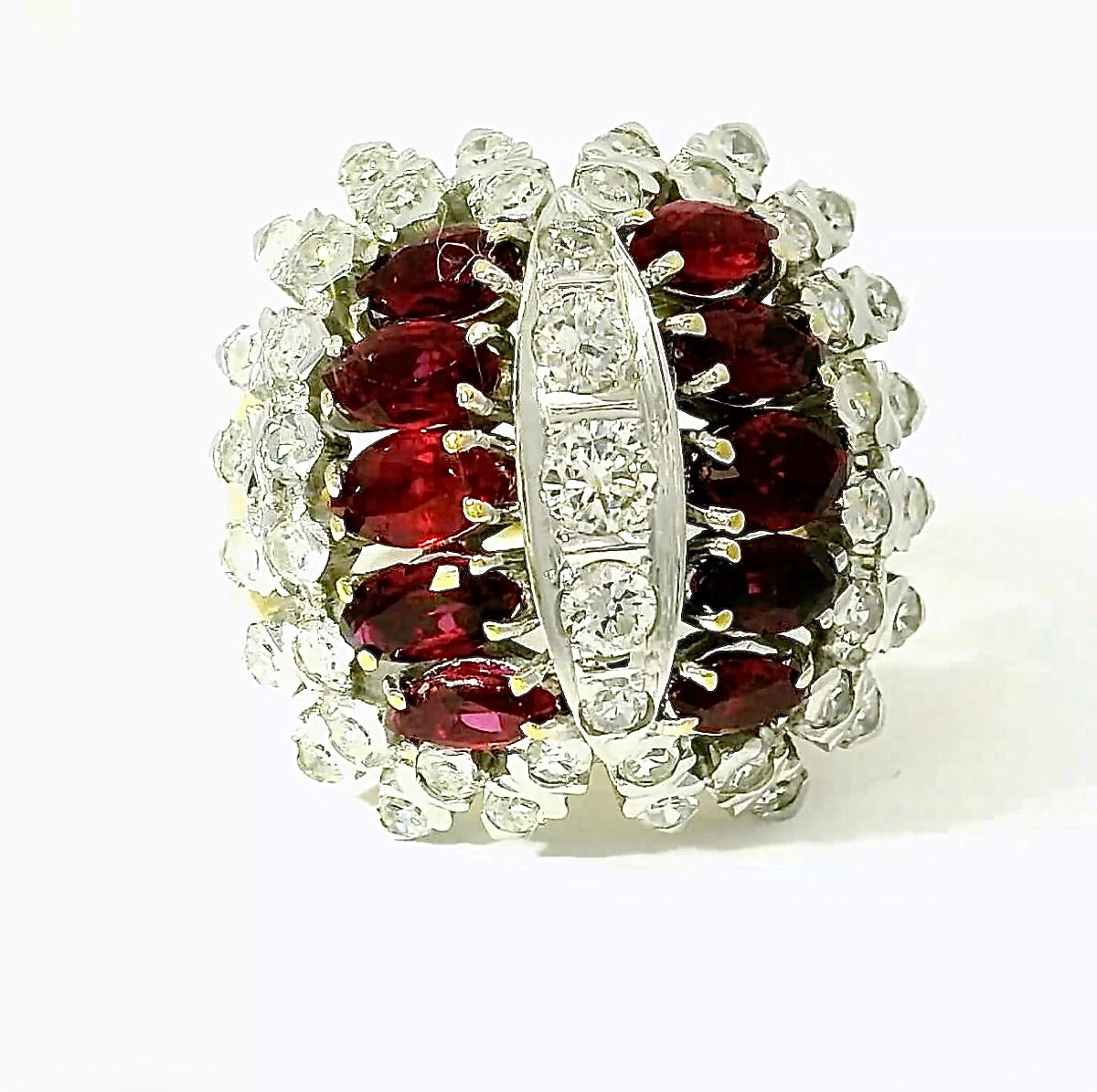 Extravagant cocktail ring in 18 karat gold with rubies and brilliant-cut diamonds