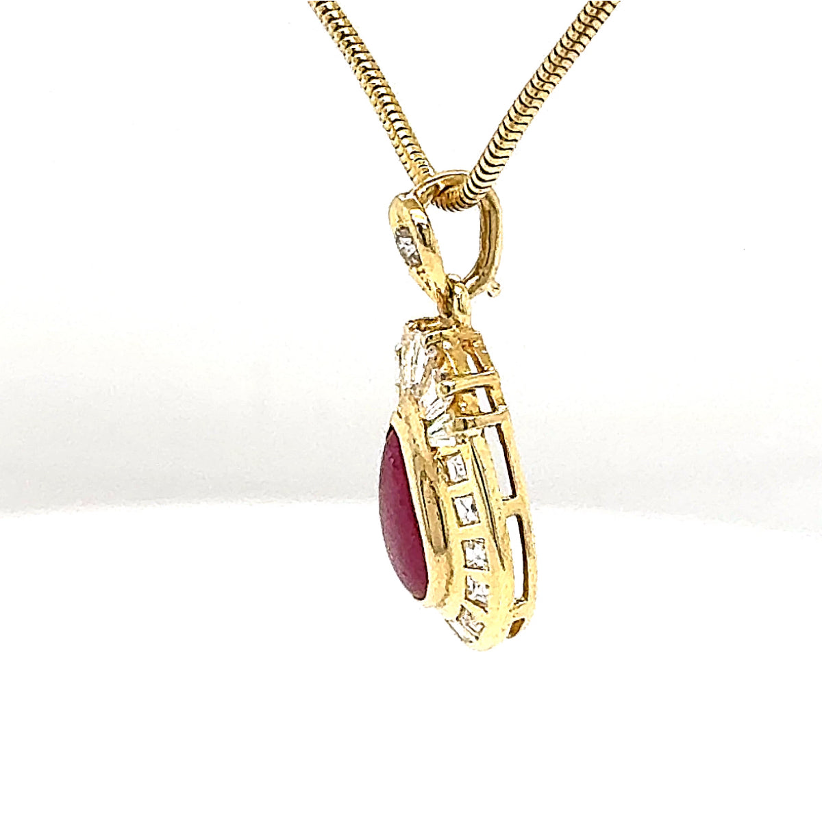 Strahlender Anhänger in 18 Karat Gelbgold mit Rubin & Diamanten + Schlangenkette
